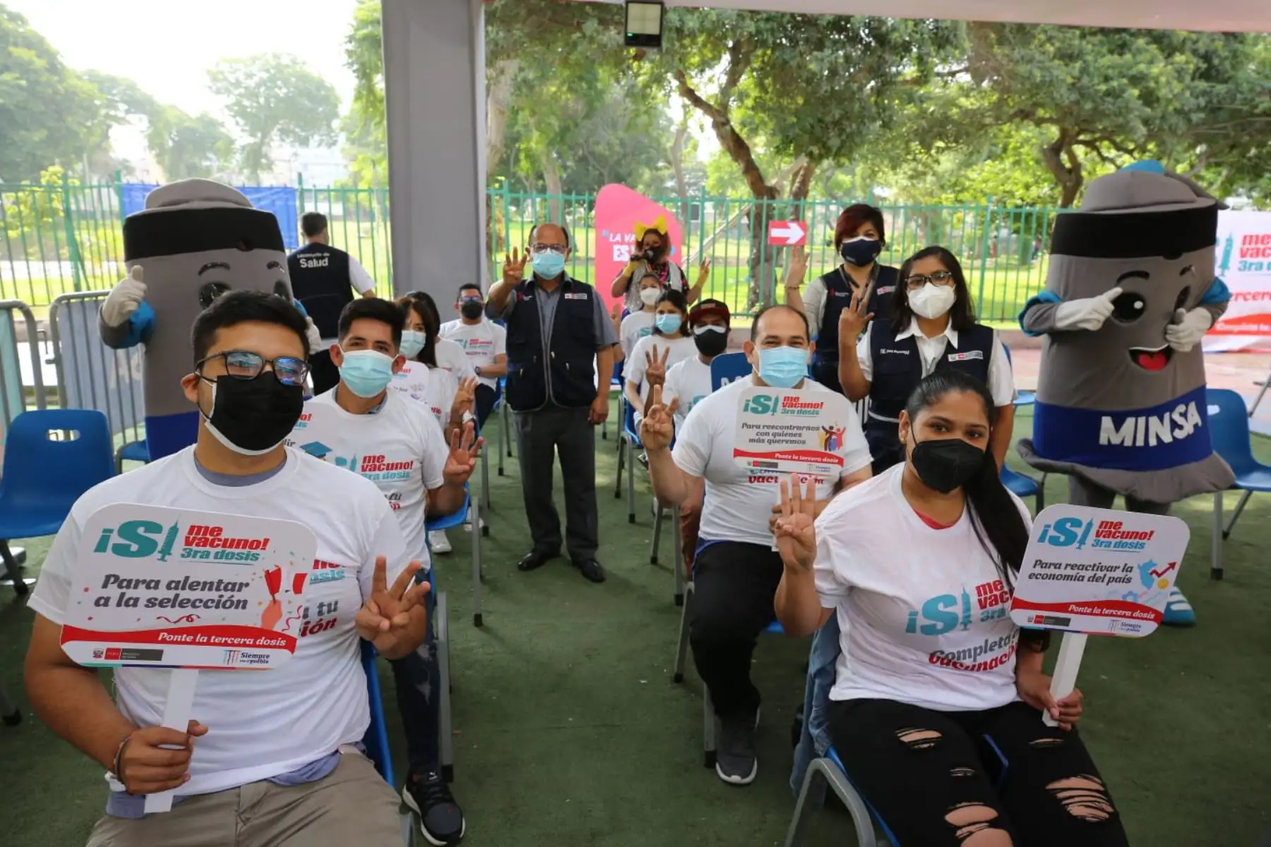 ¡Continúa  el carnaval de la vacunación! En Campo de Marte los adultos llegan para colocarse su tercera dosis, mientras los niños se aplican su primera o segunda dosis. Foto: Minsa