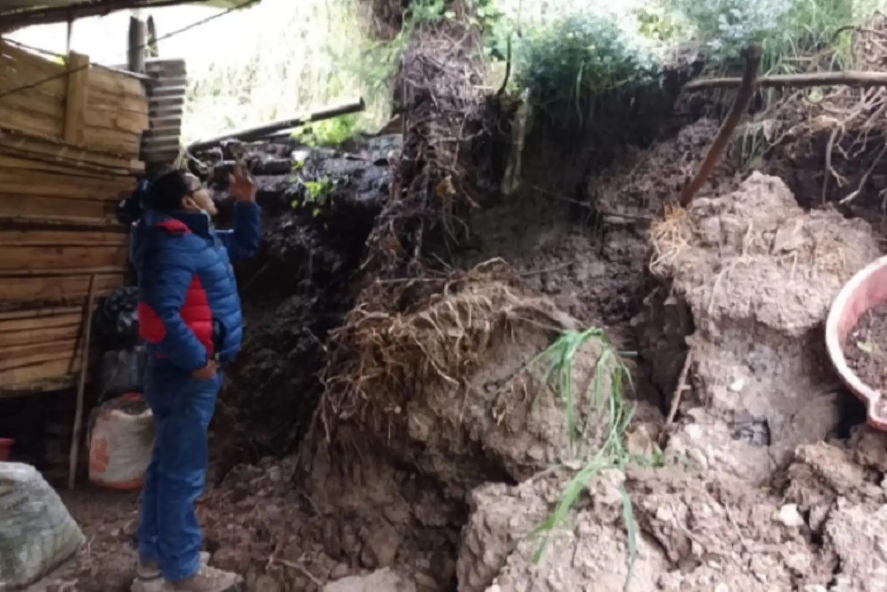 Personal del municipio de Pomabamba apoyó en la limpieza de escombros y techado de la vivienda afectada.