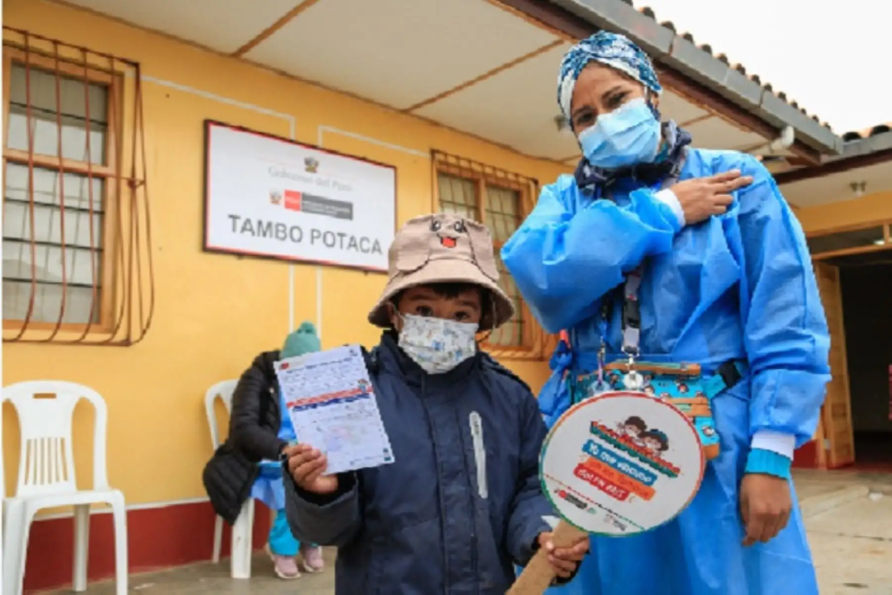 En coordinación con las Direcciones Regionales de Salud de 20 departamentos y autoridades locales, más de 400 tambos se han convertido en puntos de vacunación donde las brigadas de salud aplican la primera y segunda dosis a menores, con o sin comorbilidades.
