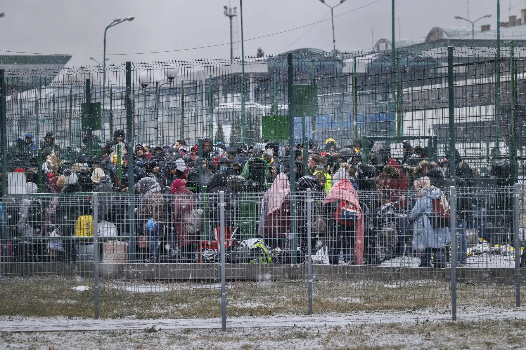 Varias personas procedentes de Ucrania huyendo de la guerra, permanecen retenidas en la frontera con Polonia. Foto: EFE