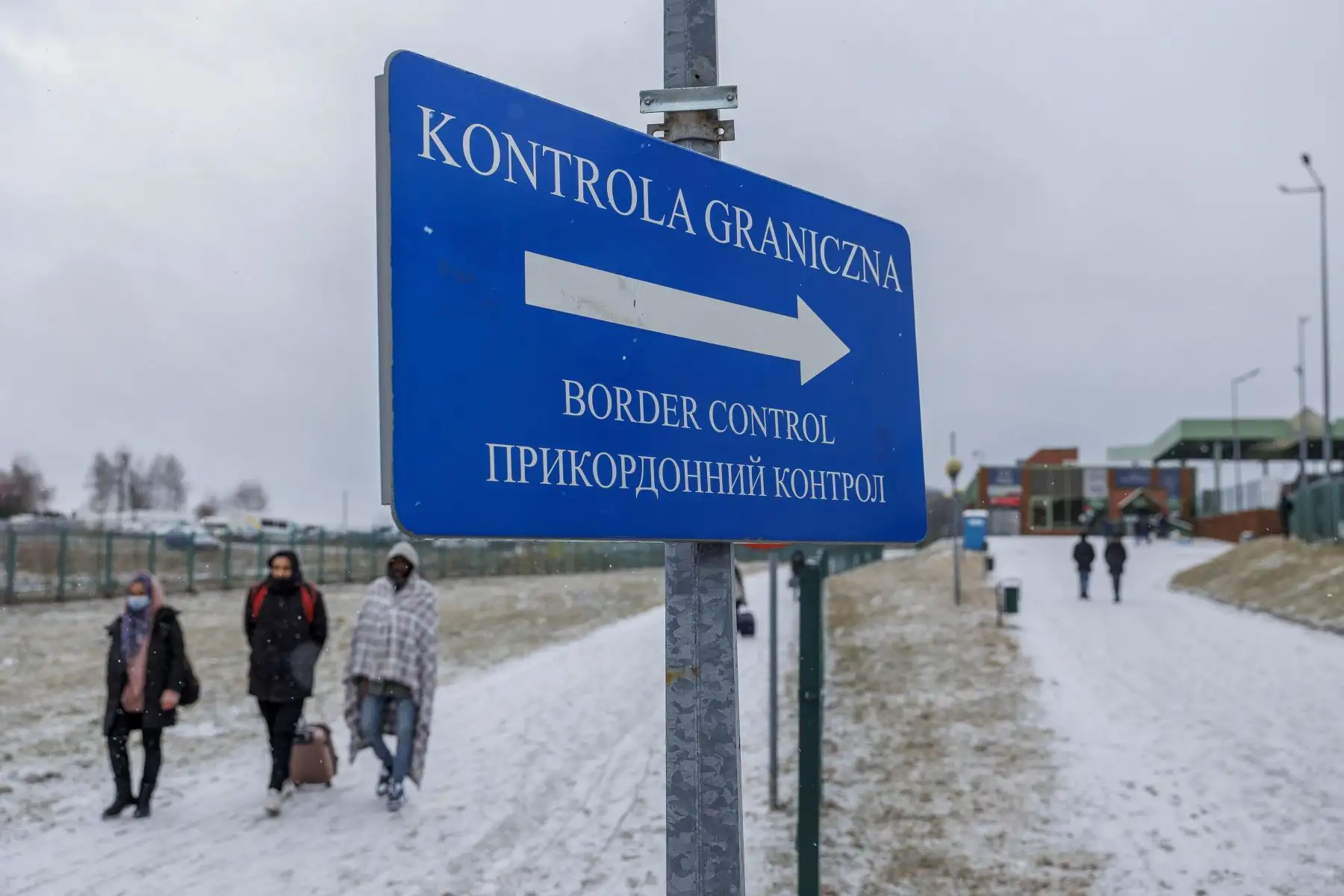 Varias personas procedentes de Ucrania tras cruzar la frontera con Polonia huyendo de la guerra. Foto: EFE