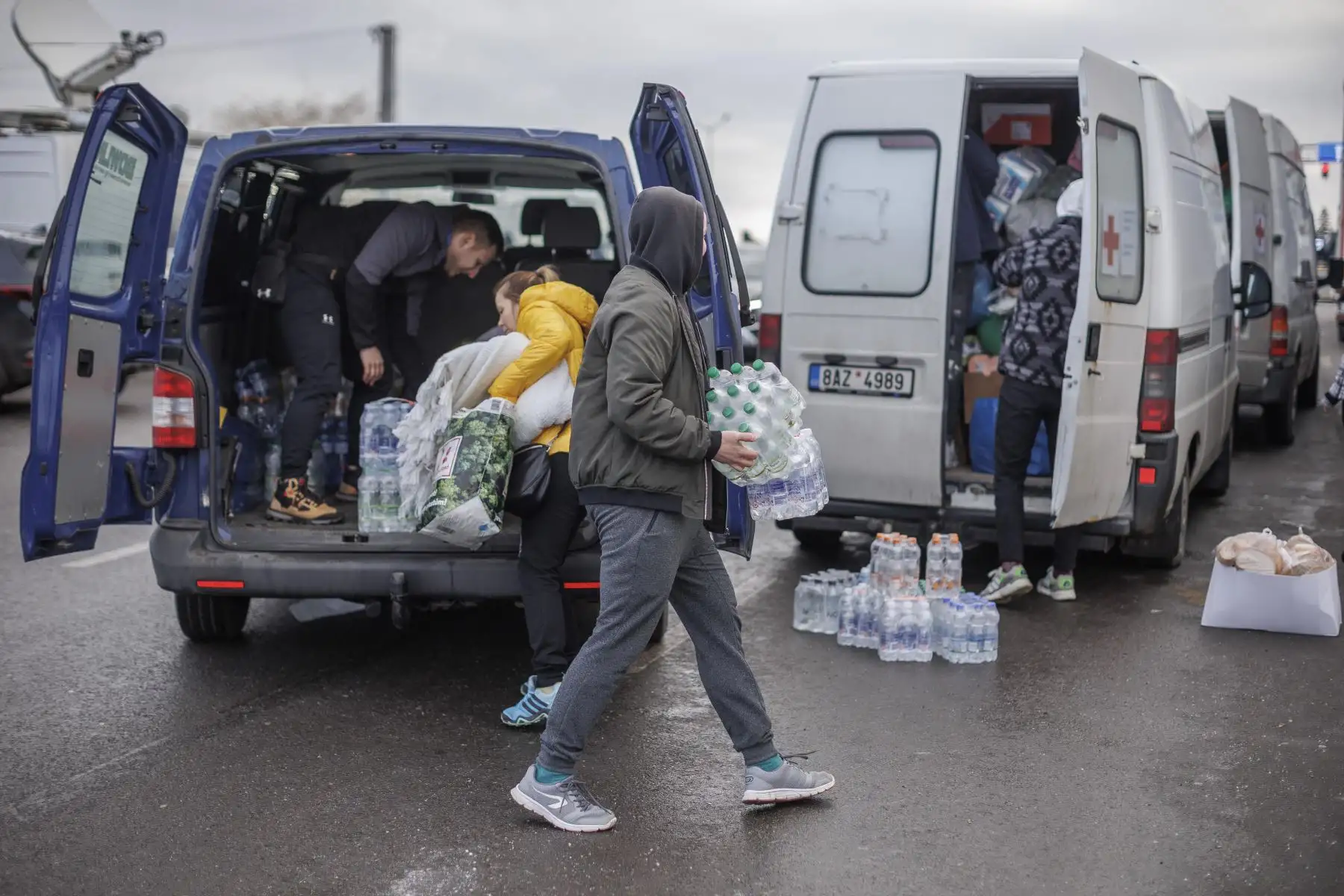 Varias personas procedentes de Ucrania esperan el autobús tras cruzan la frontera con Polonia huyendo de la guerra. Las delegaciones rusa y ucraniana comenzaron hoy las negociaciones en Pripiat, en la frontera ucraniano-bielorrusa, en las que Kiev intentará lograr un alto el fuego por parte de Rusia tras cinco días de guerra. Foto: EFE