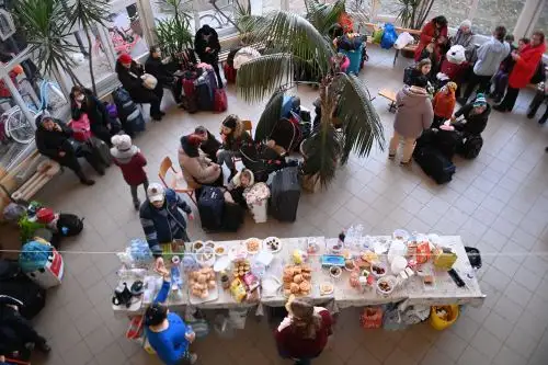 Refugiados son atendidos por la ONU en los puntos de cobijo, lejos de la guerra. Foto: AFP