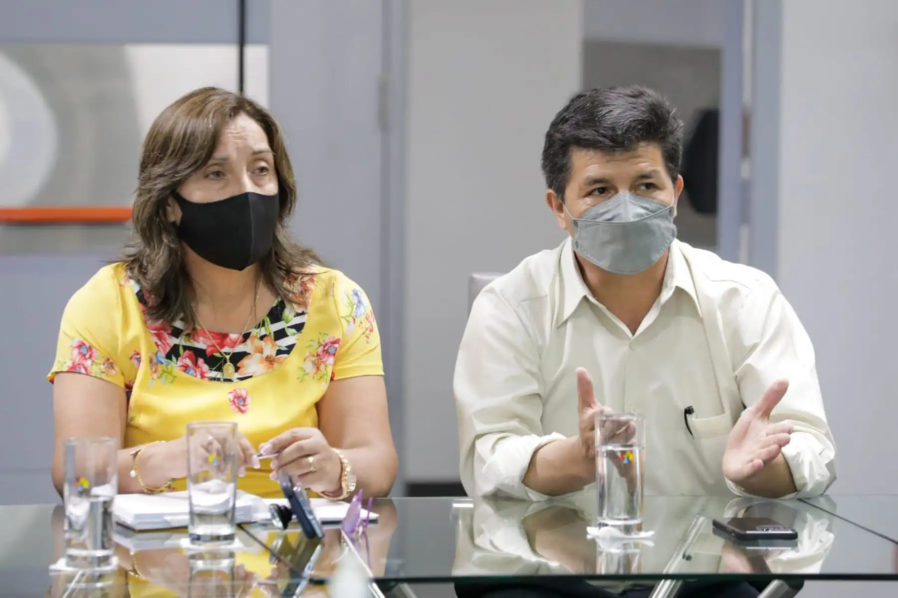 El presidente Pedro Castillo, sostuvo una reunión de trabajo con la ministra Dina Boluarte  y directores de los programas sociales en el Midis, para articular estrategias con el fin de generar oportunidades y capacidades de desarrollo en beneficio de los más vulnerables del país. Foto: ANDINA/ Prensa Presidencia