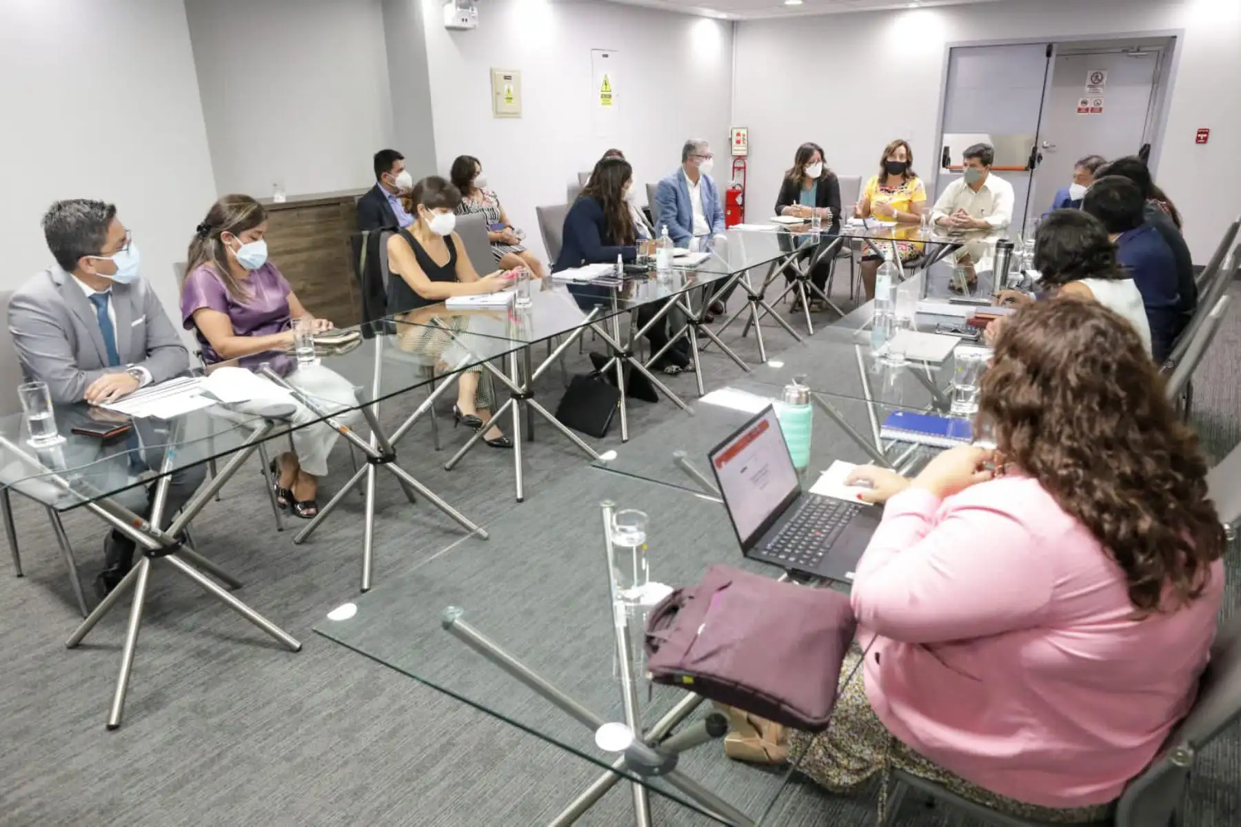El presidente Pedro Castillo, sostuvo una reunión de trabajo con la ministra Dina Boluarte  y directores de los programas sociales en el Midis, para articular estrategias con el fin de generar oportunidades y capacidades de desarrollo en beneficio de los más vulnerables del país. Foto: ANDINA/ Prensa Presidencia