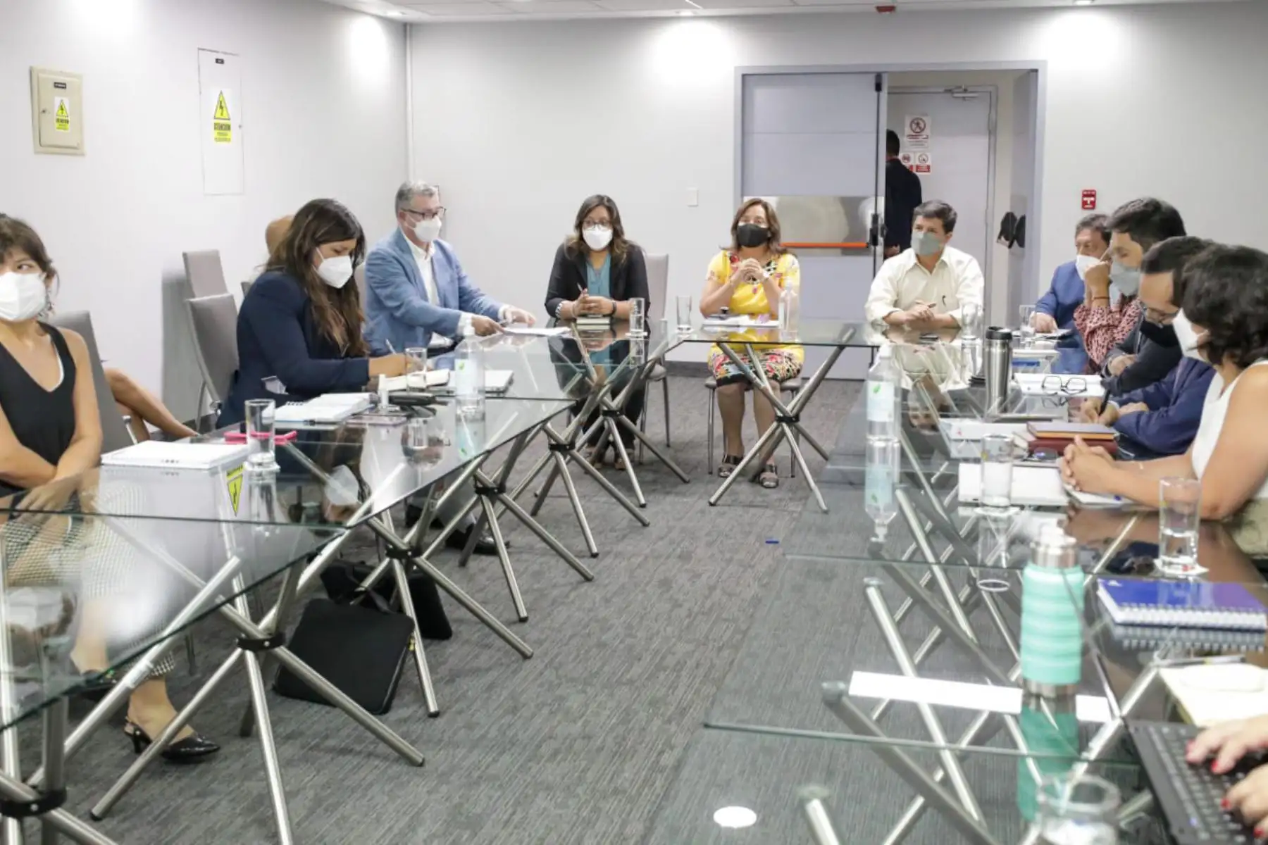 El presidente Pedro Castillo, sostuvo una reunión de trabajo con la ministra Dina Boluarte  y directores de los programas sociales en el Midis, para articular estrategias con el fin de generar oportunidades y capacidades de desarrollo en beneficio de los más vulnerables del país. Foto: ANDINA/ Prensa Presidencia