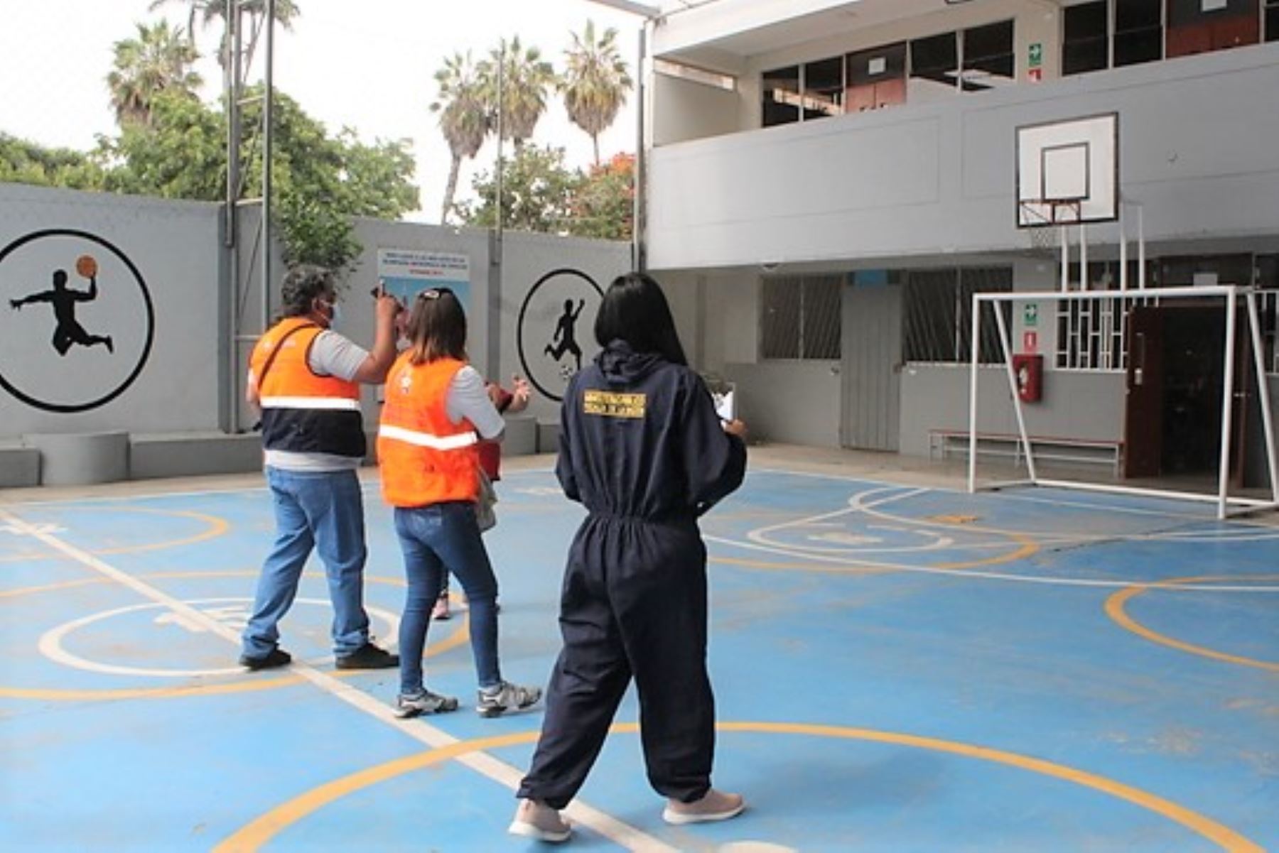 Fiscales y personal de defensa civil inspeccionaron colegios en el Callao. Foto: ANDINA/Difusión