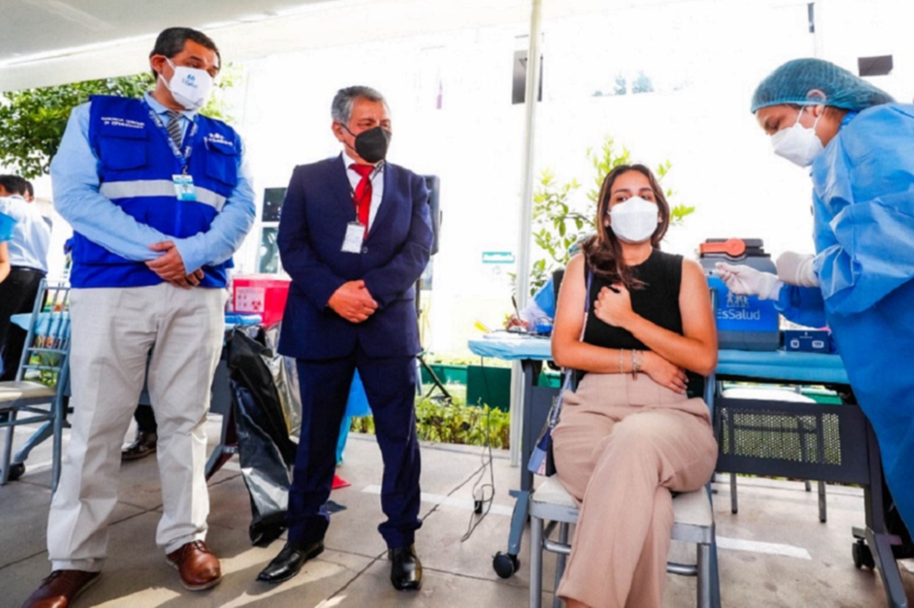 Ministro de Energía y Minas, Carlos Palacios supervisa vacunación de trabajadores de su sector, contra el Covid-19. Foto: Cortesía.