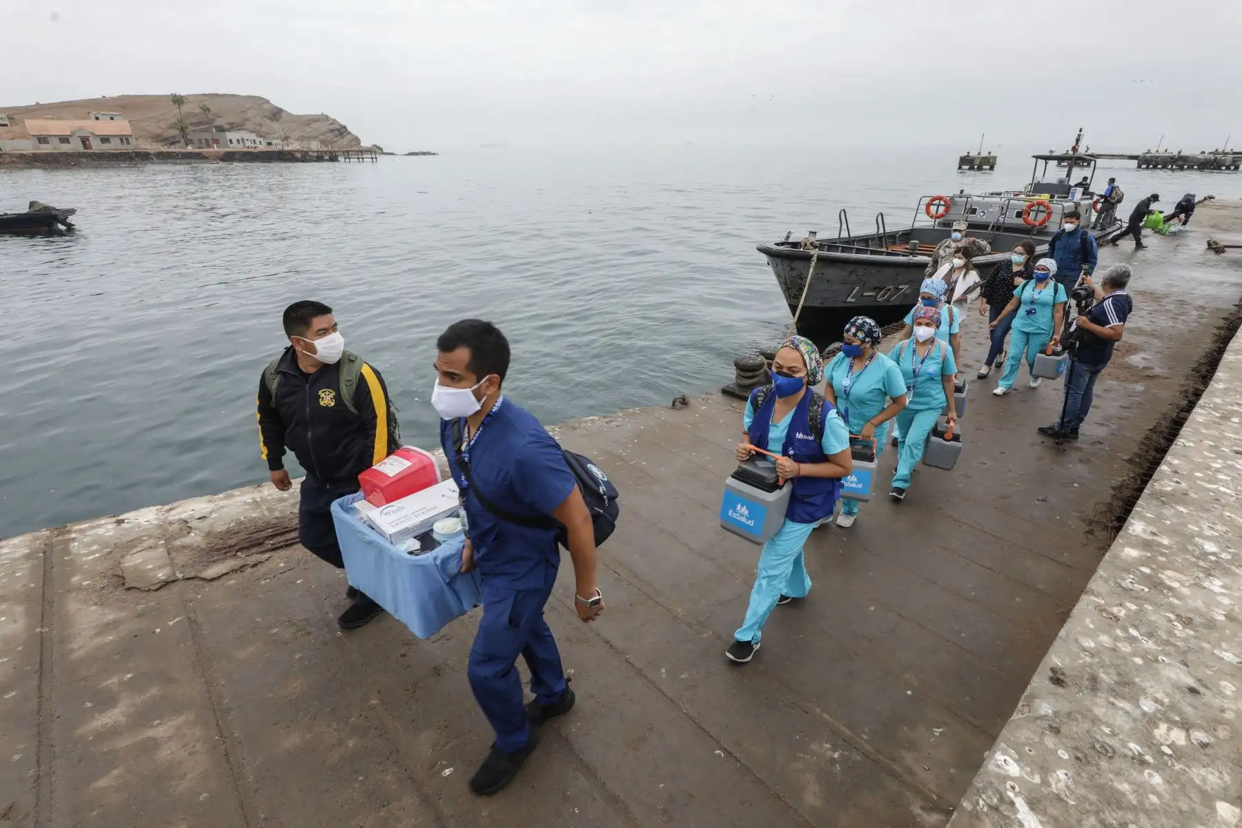 Personal de EsSalud partió del balneario La Punta y, a bordo de una embarcación, navegó durante 45 minutos por el Mar de Grau para luego arribar a la isla San Lorenzo a fin de cumplir la labor sanitaria.
Foto: EsSalud