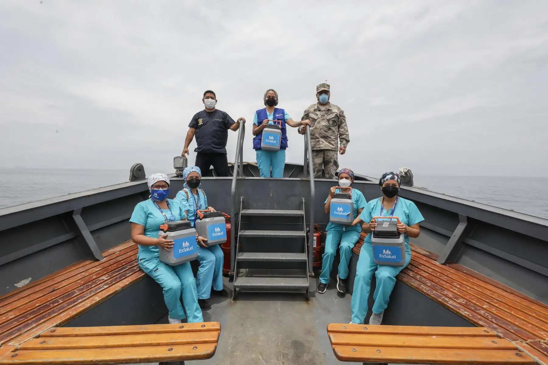 Personal de EsSalud partió del balneario La Punta y, a bordo de una embarcación, navegó durante 45 minutos por el Mar de Grau para luego arribar a la isla San Lorenzo a fin de cumplir la labor sanitaria.
Foto: EsSalud