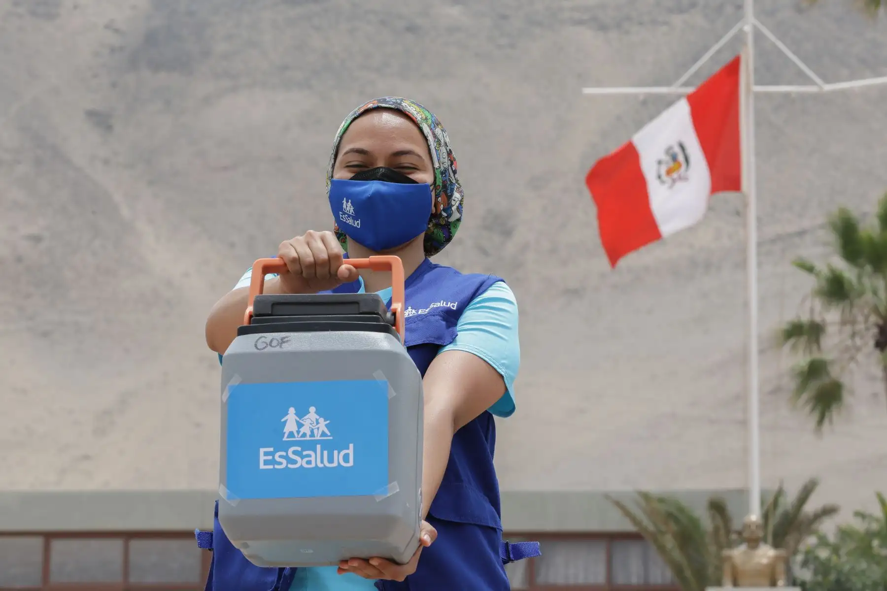 Brigada sanitaria aplicó dosis del antígeno a oficiales y subalternos que prestan servicio en una base militar instalada en la histórica isla, situada frente a las costas del Callao. 
Foto: EsSalud