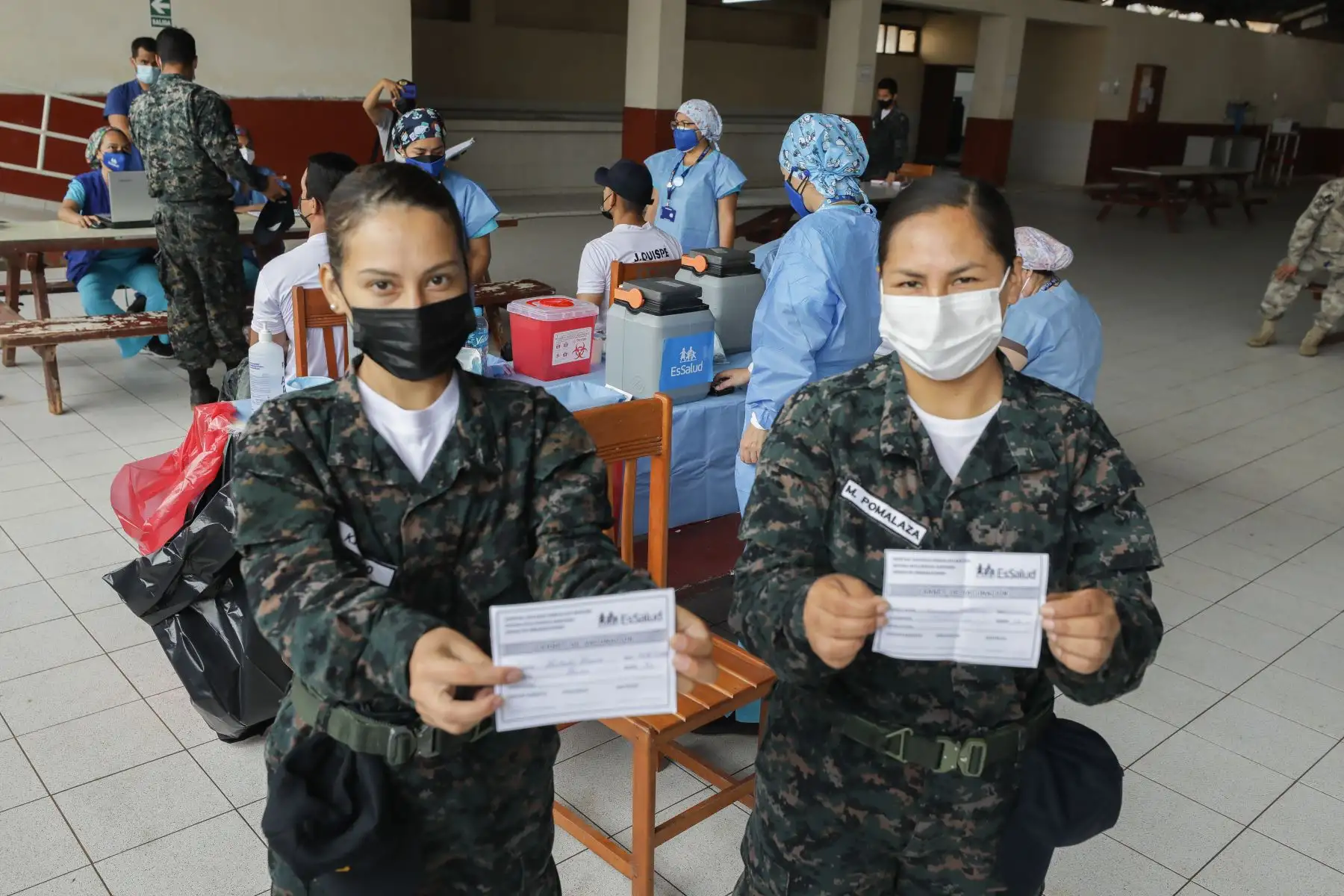 Brigada sanitaria aplicó dosis del antígeno a oficiales y subalternos que prestan servicio en una base militar instalada en la histórica isla, situada frente a las costas del Callao. 
Foto: EsSalud