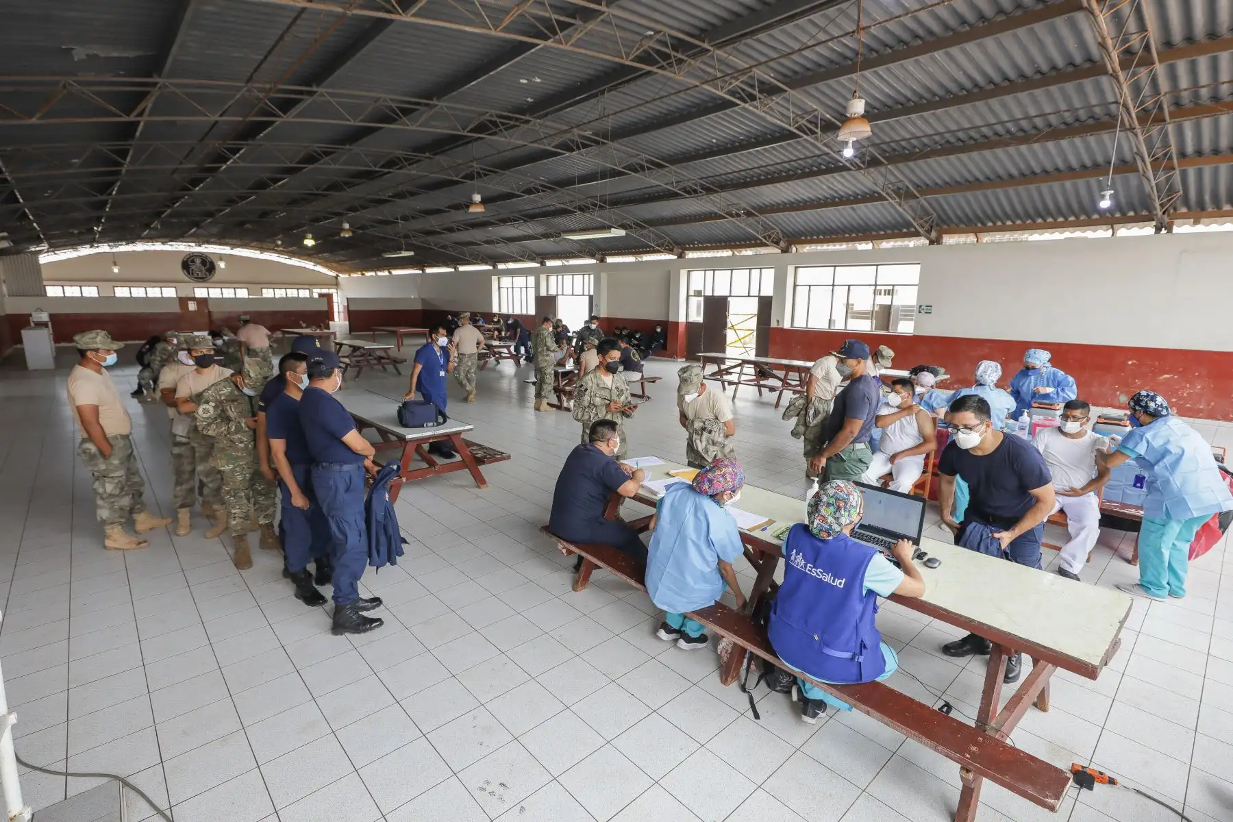 Continuando con su estrategia de proteger a más peruanos contra la temida enfermedad, EsSalud llegó a la isla San Lorenzo, frente a las costas del Callao, donde se ubica una base militar, para vacunar contra el covid-19 al personal de la Marina .
Foto: EsSalud