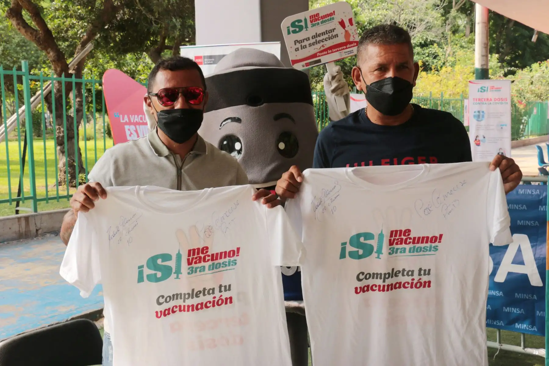 Reconocidos futbolistas promueven vacunación de la tercera dosis contra la covid -19 en el Campo de Marte. Entre ellos : José Luis “El Puma” Carranza, Roberto “El Chorri” Palacios y el “Goleador histórico” Waldir Sáenz firmaron camisetas a las personas que llegaron a vacunarse.
Foto: Minsa