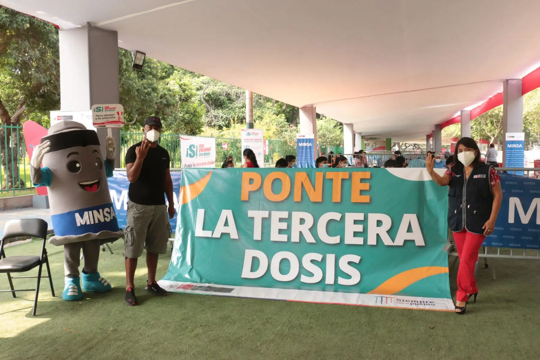 Reconocidos futbolistas promueven vacunación de la tercera dosis contra la covid -19 en el Campo de Marte. Entre ellos : José Luis “El Puma” Carranza, Roberto “El Chorri” Palacios y el “Goleador histórico” Waldir Sáenz firmaron camisetas a las personas que llegaron a vacunarse.
Foto: Minsa