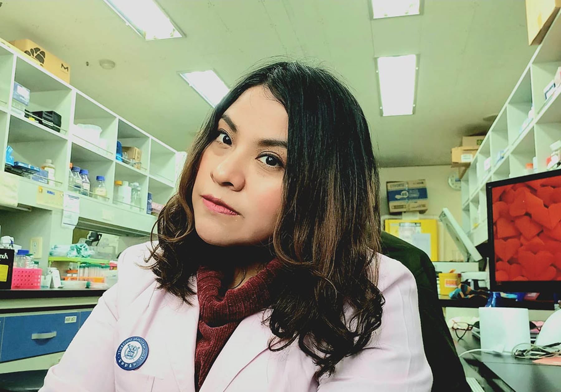 Yanymeé Guillén Quispe, candidata a doctora de la Universidad Nacional de Seúl, estudia y supervisa investigaciones sobre las plantas peruanas.