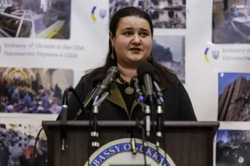 La embajadora de Ucrania en los Estados Unidos, Oksana Markarova, habla durante una conferencia de prensa en la Embajada de Ucrania. Foto: AFP