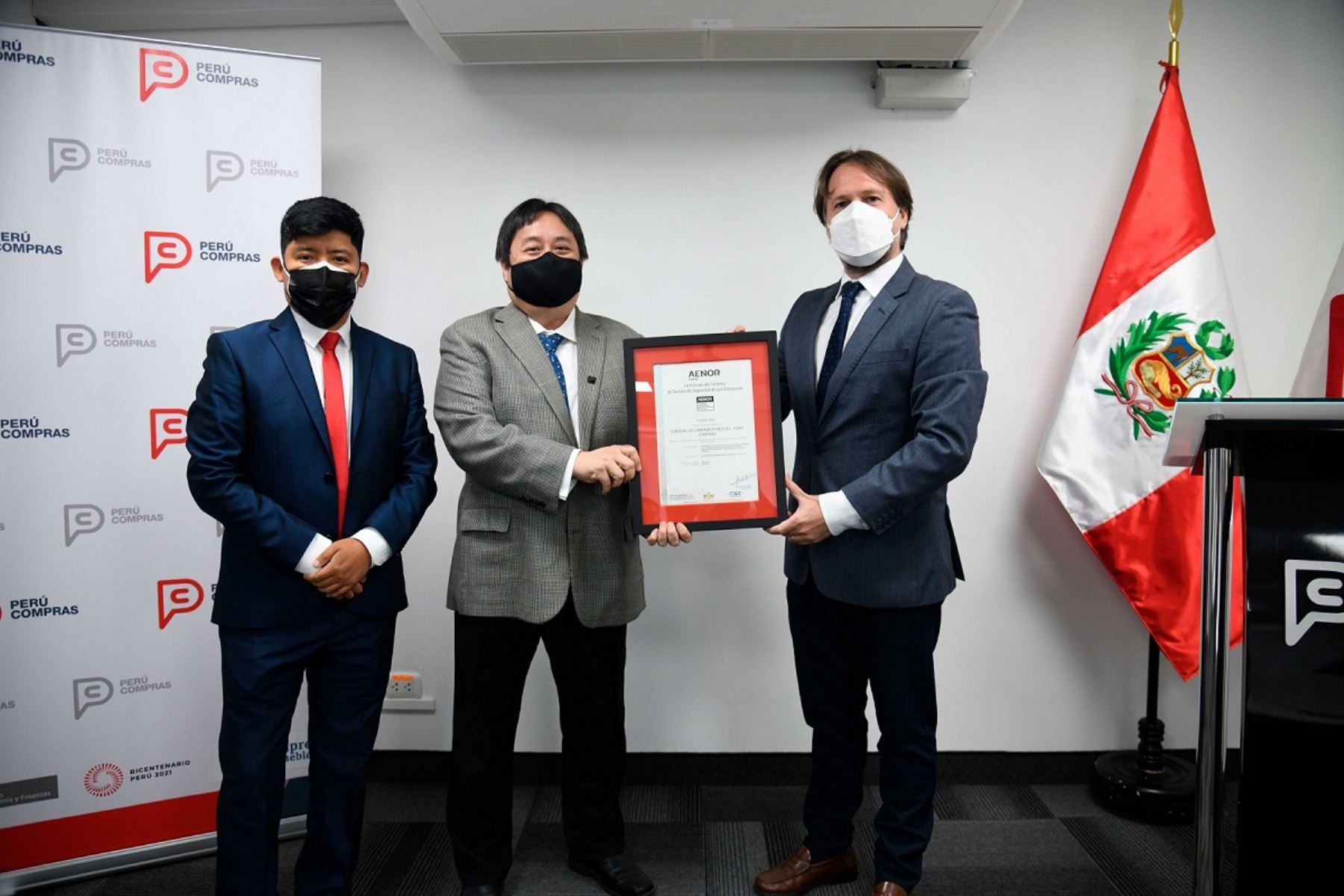 Jefe de Perú Compras, Fernando Masumura Tanaka, recibe la certificación ISO 27001 para su institución. Foto: Cortesía.