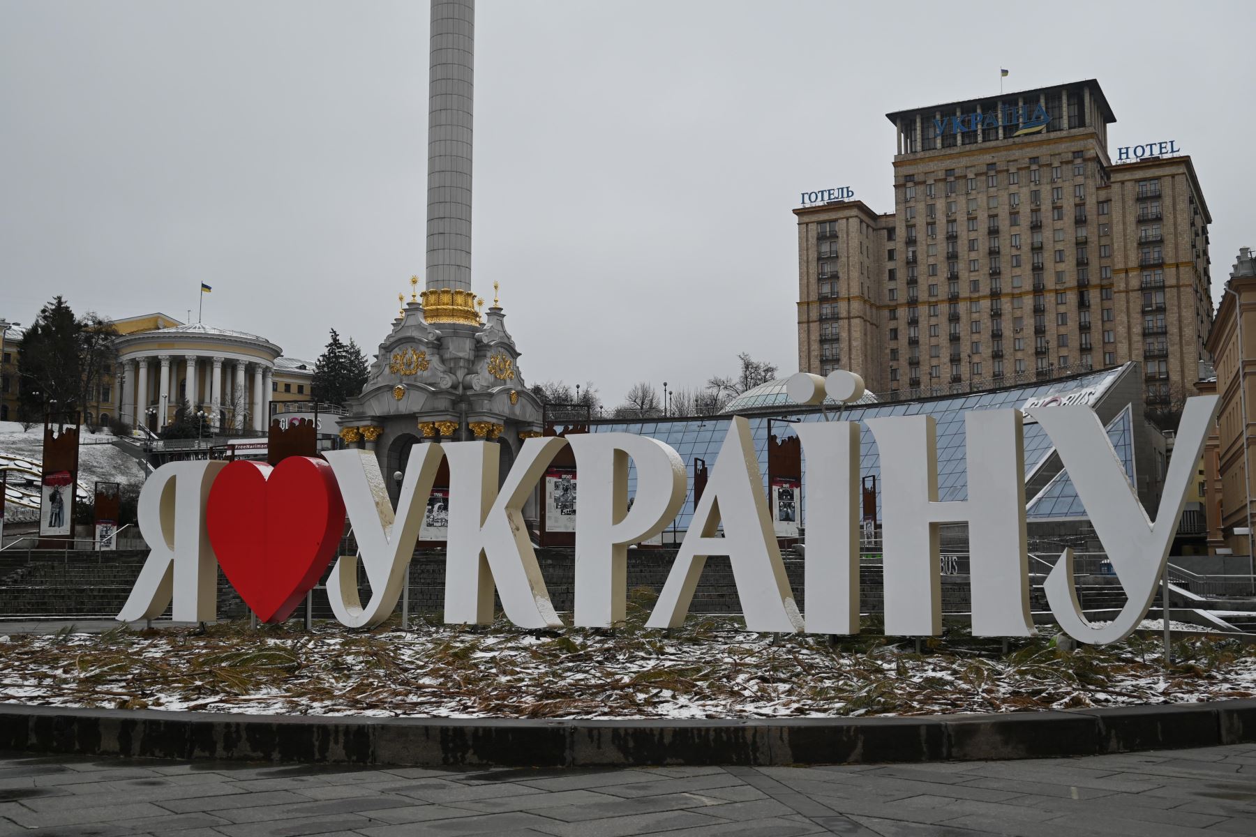 Vista de la plaza de la Independencia (Maidán), el corazón de Kiev este martes. El toque de queda, las constantes alarmas antiaéreas y el éxodo de su población han convertido Kiev en una ciudad fantasma. Foto: EFE