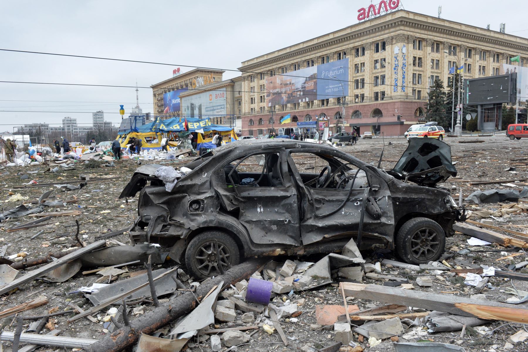 Una vista de la plaza fuera del ayuntamiento local dañado de Kharkiv, destruido como resultado del bombardeo de las tropas rusas. Foto: AFP
