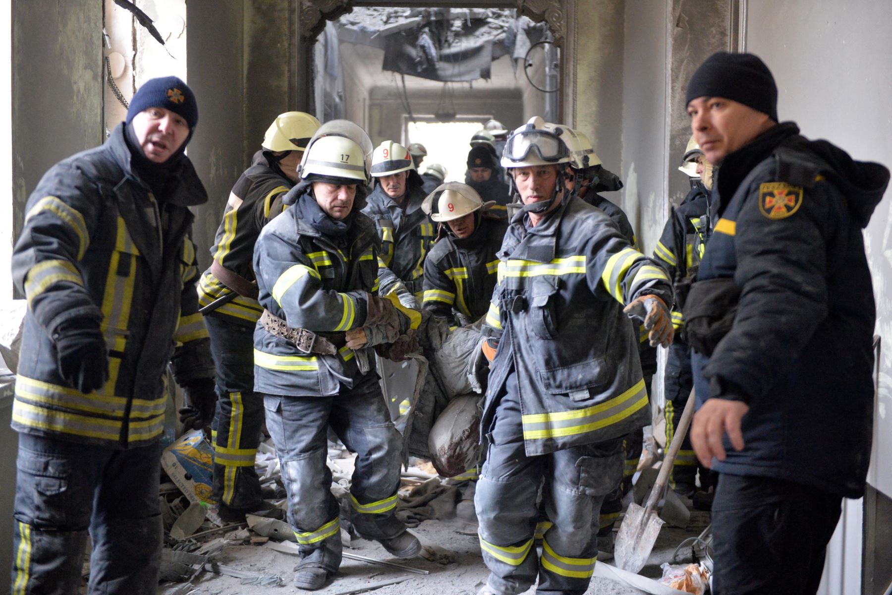 El personal de emergencias retira un cuerpo del ayuntamiento local dañado de Kharkiv, destruido como resultado del bombardeo de las tropas rusas. Foto: AFP