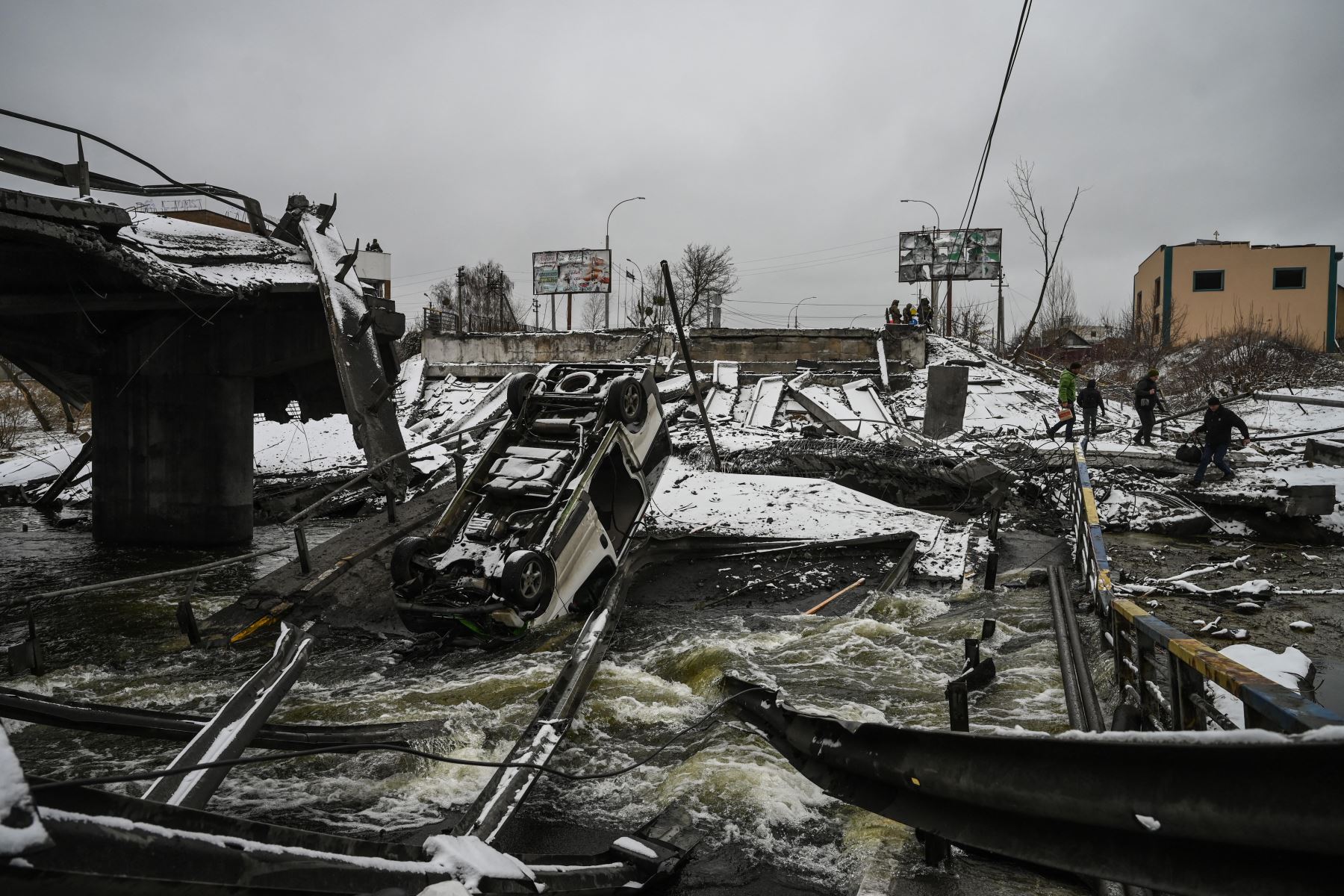 Se ve un puente bombardeado en el frente norte de Kiev. Foto: AFP