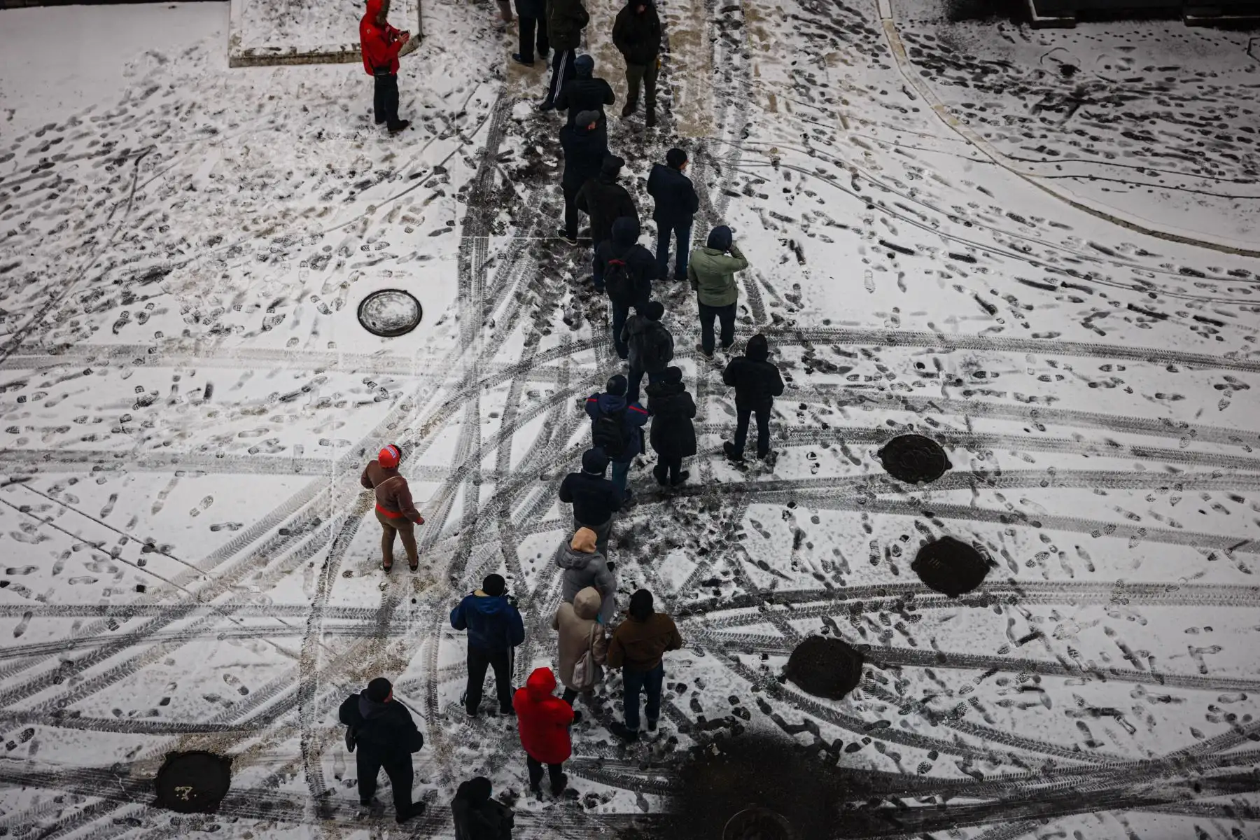 La gente hace fila para comprar alimentos frente a un supermercado en Kiev. Foto: AFP