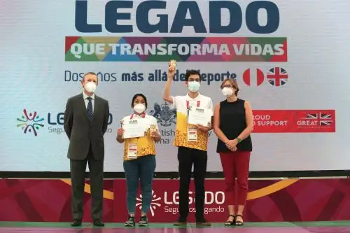 El directo ejecutivo del Proyecto Legado, Alberto Valenzuela y la embajadora del Reino Unido en Perú, Kate Harrison entregan los reconocimiento a los deportistas.
