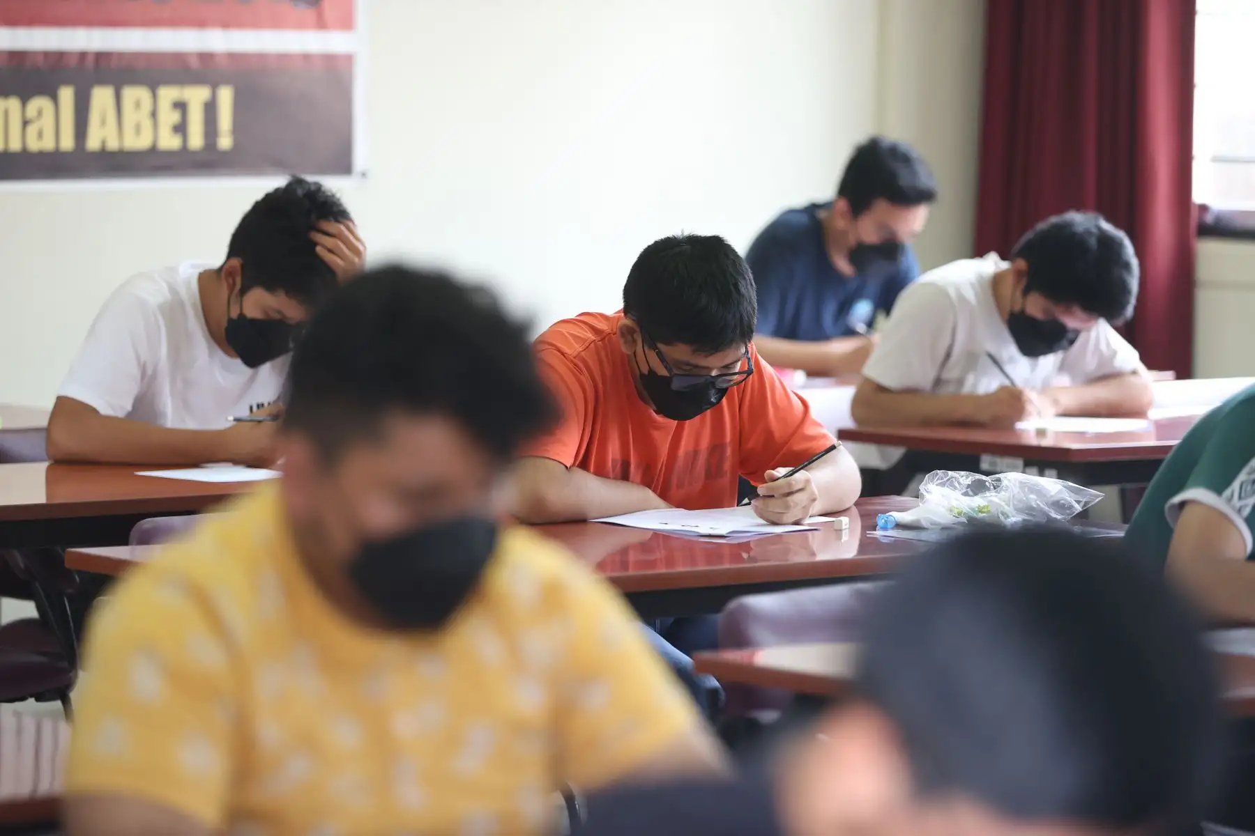 Luego de dos años la UNI toma una prueba de admisión presencial debido a la pandemia de la COVID-19. En total son 1388 vacantes (Ingreso Ordinario y Extraordinario) por las que competirán 5291 inscritos. Los concursantes buscan ingresar a una de las 28 especialidades que ofrece la UNI, distribuidas en 11 facultades.  Foto: ANDINA/ Jhonel Rodríguez