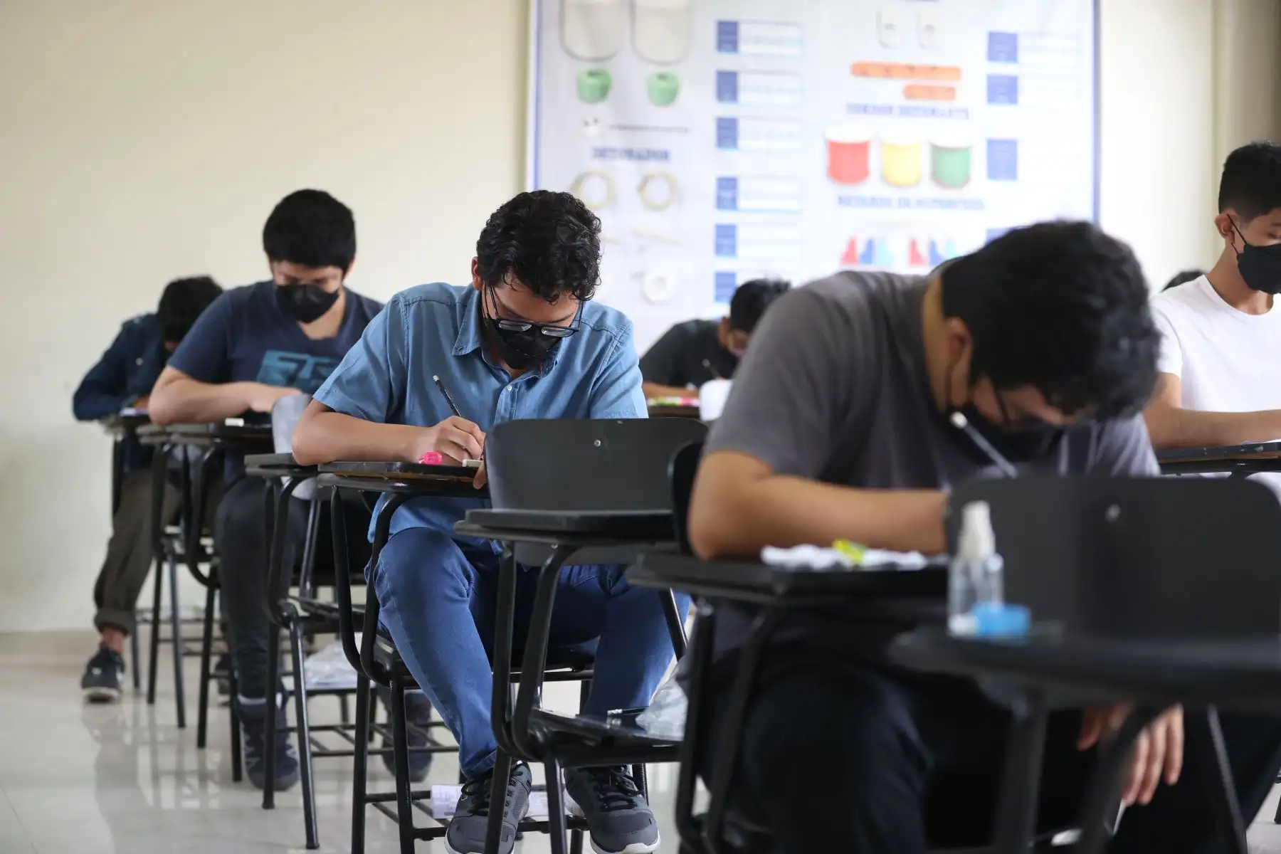 Luego de dos años la UNI toma una prueba de admisión presencial debido a la pandemia de la COVID-19. En total son 1388 vacantes (Ingreso Ordinario y Extraordinario) por las que competirán 5291 inscritos. Los concursantes buscan ingresar a una de las 28 especialidades que ofrece la UNI, distribuidas en 11 facultades.  Foto: ANDINA/ Jhonel Rodríguez