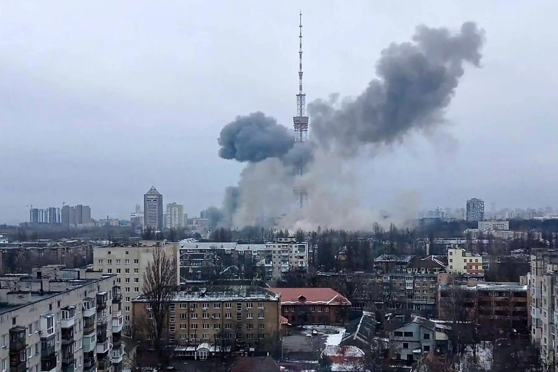 Ataque con misiles contra el centro de televisión de la capital ucraniana en Kiev. Foto: AFP
