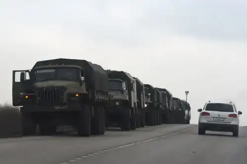 La falta de combustible y la resistencia ucraniana han logrado ralentizar el avance ruso a Kiev. Foto: AFP