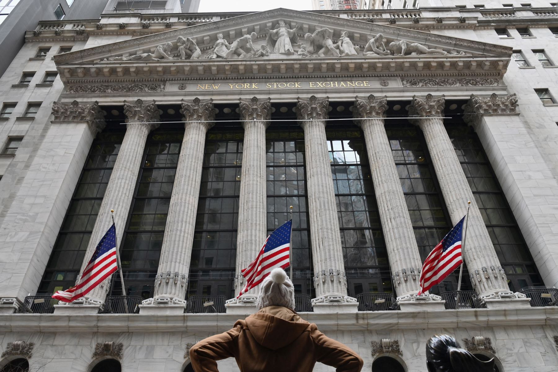 Una persona frente a la Bolsa de Valores de Nueva York en Wall Street . Foto: AFP