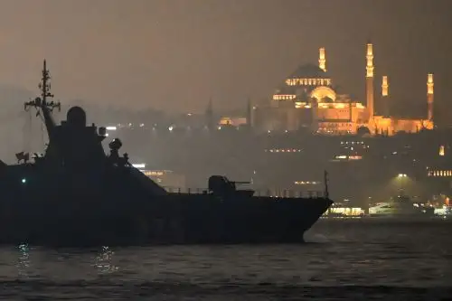 El buque patrullero Dmitriy Rogachev 375 del Proyecto 22160 de la Armada rusa navega a través del Estrecho del bósforo, en el camino hacia el mar Negro. Foto: AFP