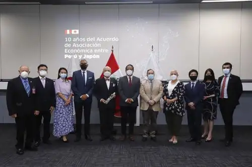 Ministro de Comercio Exterior y Turismo, Roberto Sánchez y el embajador de Japón en Lima, Kazuyuki Katayama rodeado de funcionarios y representantes de entidades privadas, celebran los 10 años del Acuerdo de Asociación Económica Perú-Japón. Foto: Cortesía.