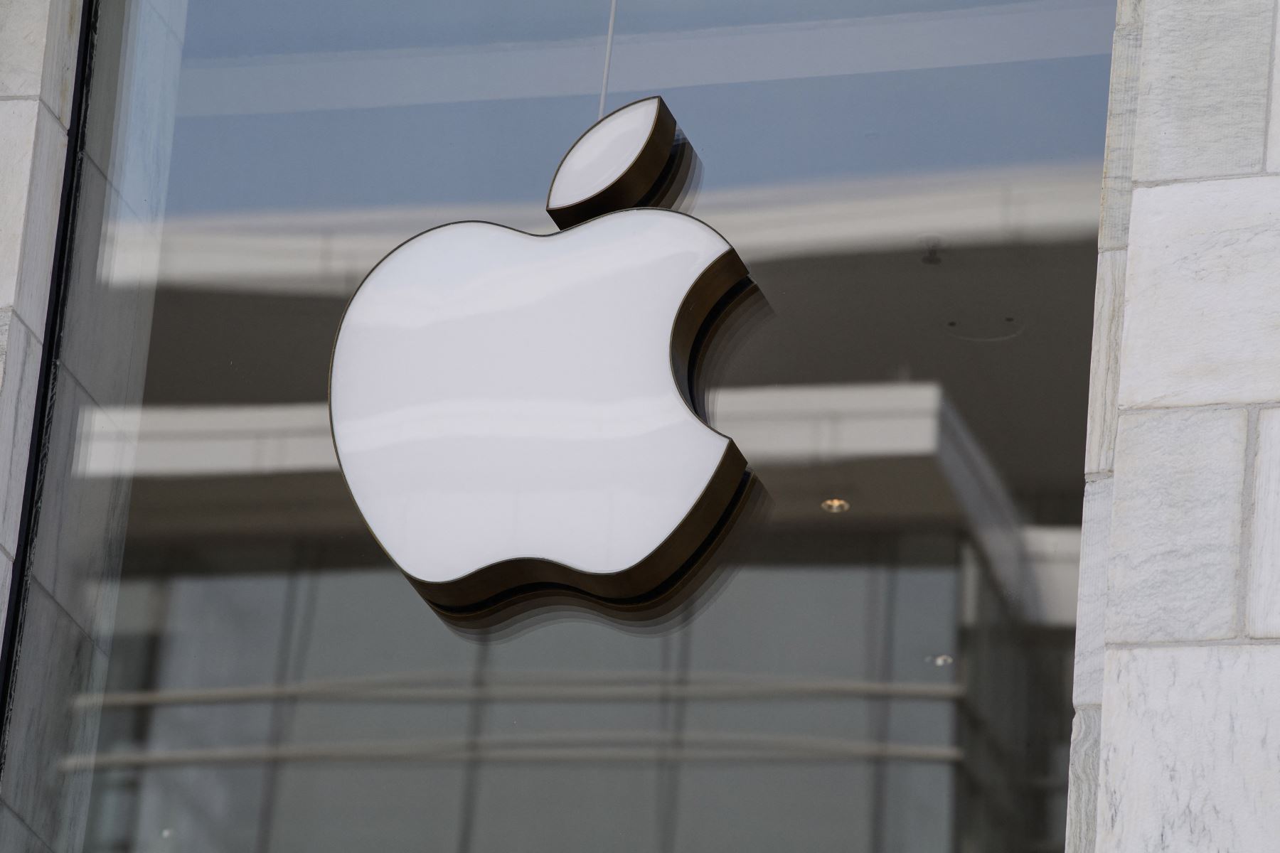 El logotipo de Apple se ve en la entrada de una tienda Apple en Washington DC. Foto: AFP