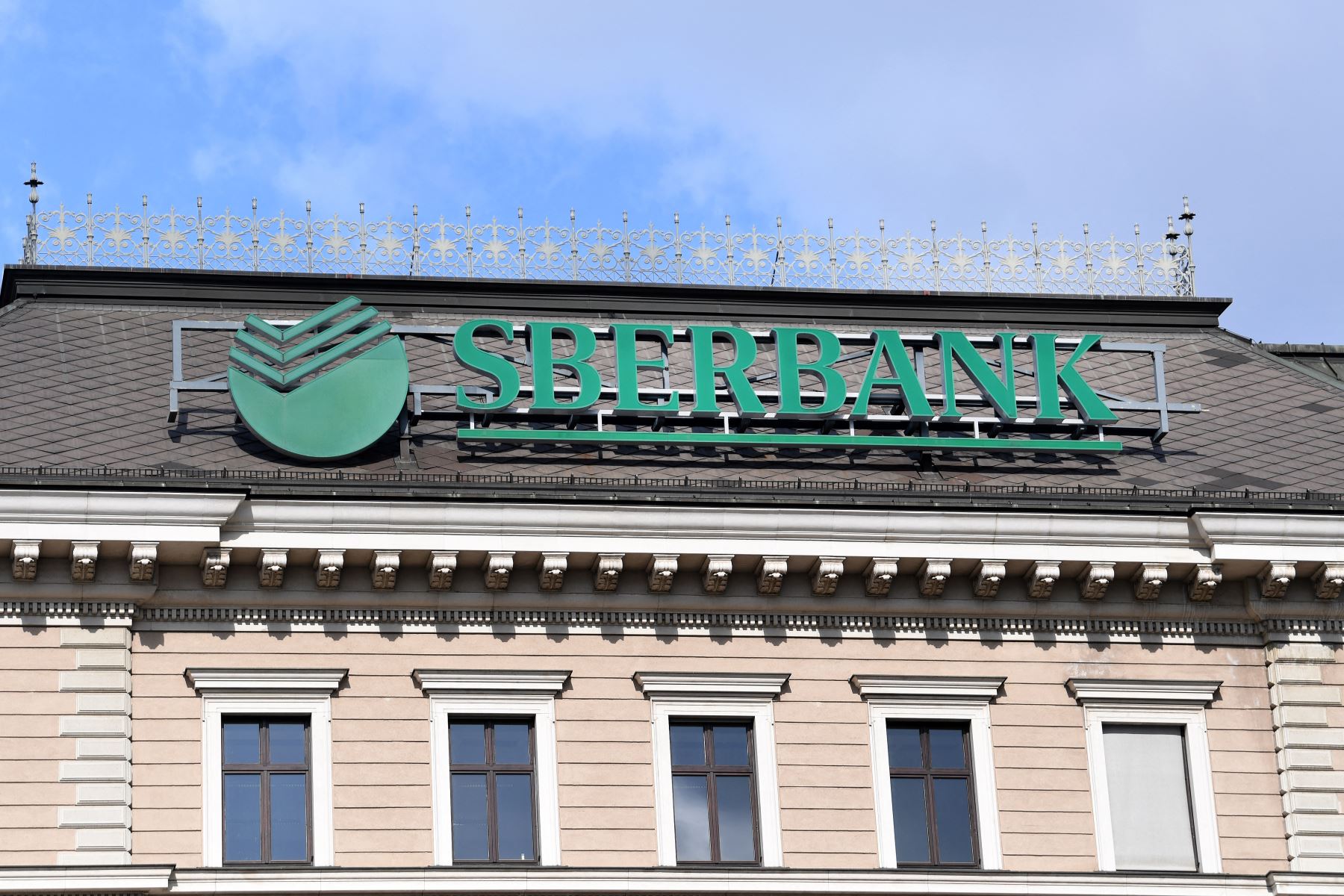 El logotipo del banco estatal ruso Sberbank en la sede de su filial europea en Viena. Foto: AFP
