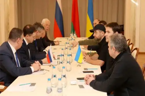 Rusia se muestra dispuesta a continuar con el diálogo con Kiev, en la fotografía se aprecia la primera reunión que tuvo lugar en territorio de Bielorrusia. Foto: Internet.