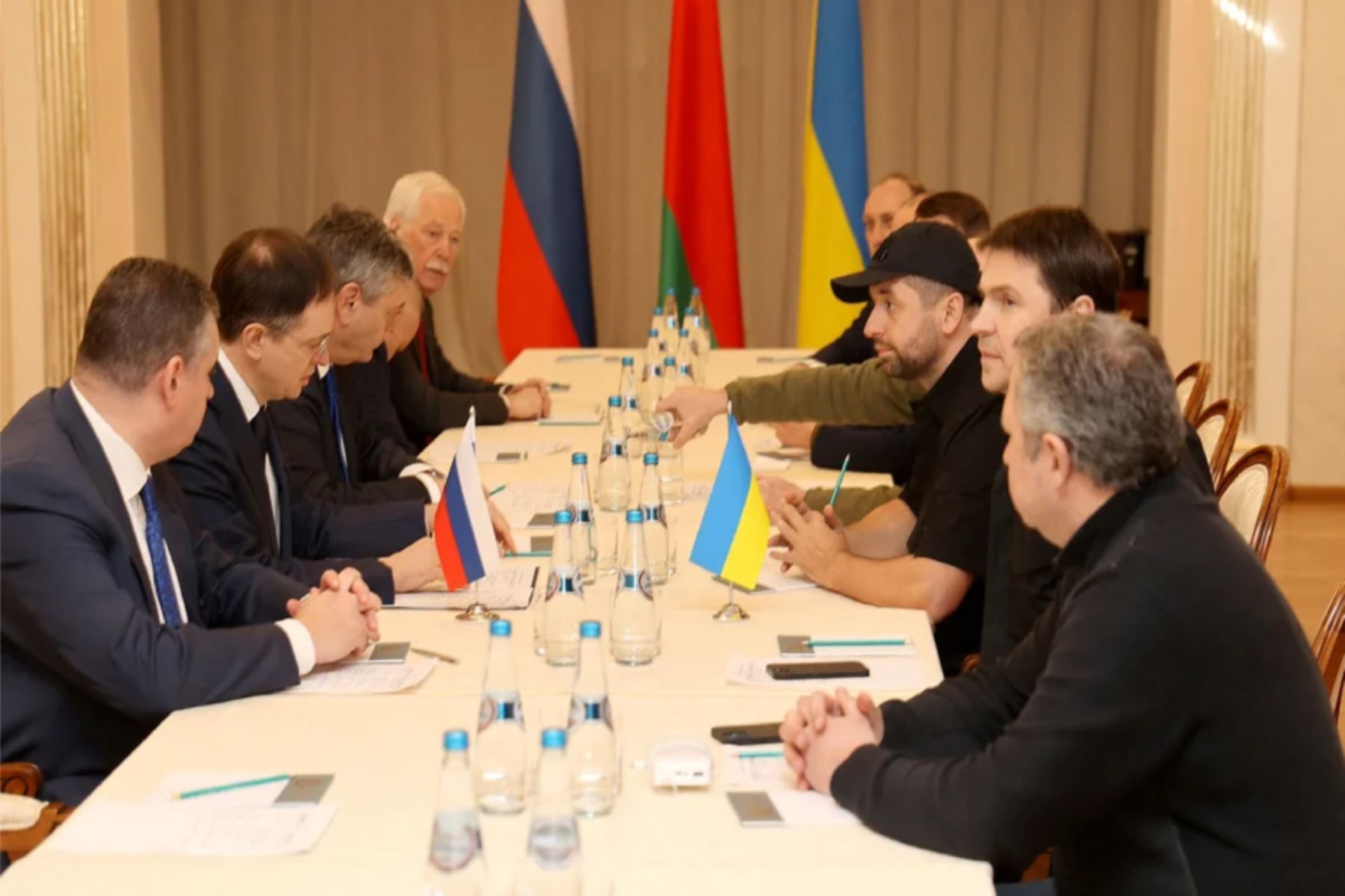 Rusia se muestra dispuesta a continuar con el diálogo con Kiev, en la fotografía se aprecia la primera reunión que tuvo lugar en territorio de Bielorrusia. Foto: Internet.