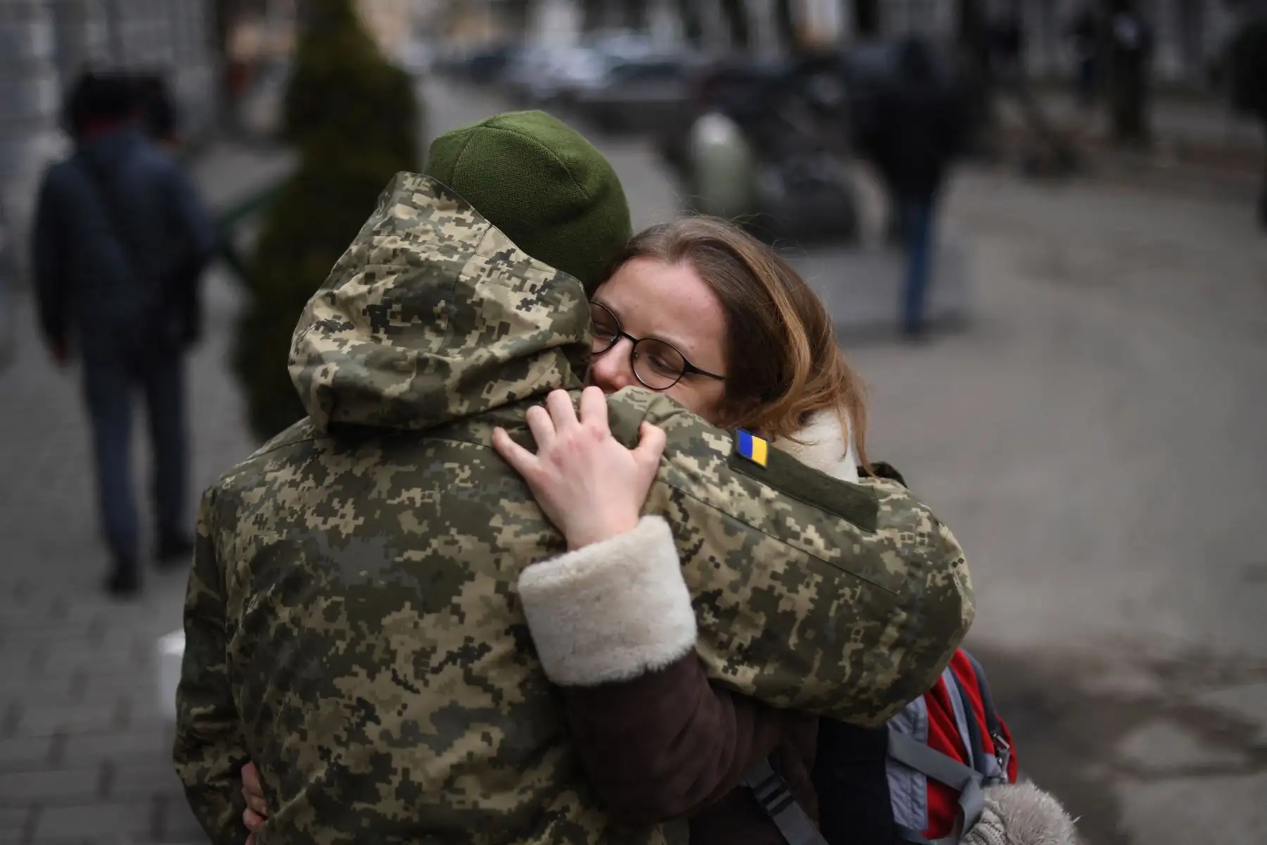 Un soldado ucraniano abraza a su compañera junto a una base militar donde los residentes hacen cola para unirse al ejército, en Lviv.
Foto: AFP