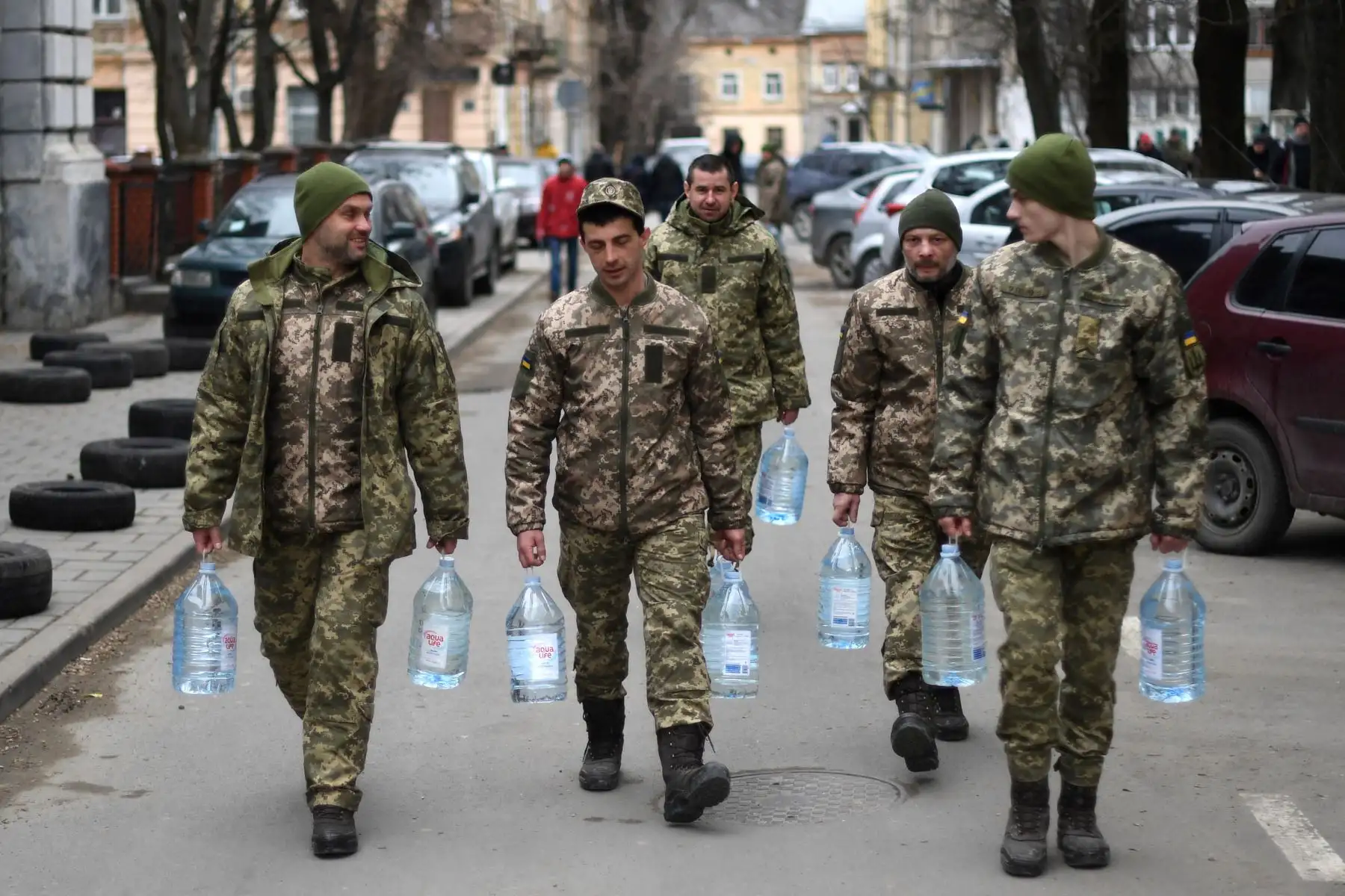 Soldados ucranianos llevan suministros de agua cerca de una base militar en Lviv. Rusia intensifica su campaña de bombardeos y ataques con misiles en las ciudades de Ucrania.
Foto: AFP