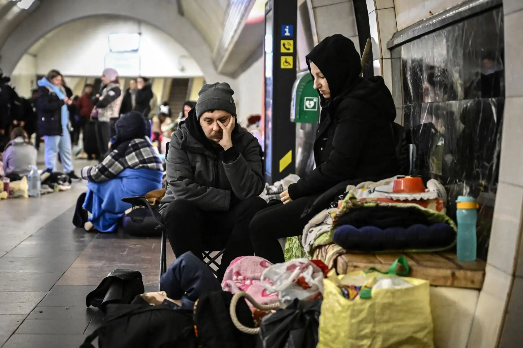 Una pareja se sienta en una estación de metro subterránea utilizada como refugio antiaéreo en Kiev. En el séptimo día de combates en Ucrania, Rusia reclama el control de la ciudad portuaria sureña de Kherson.
Foto: AFP