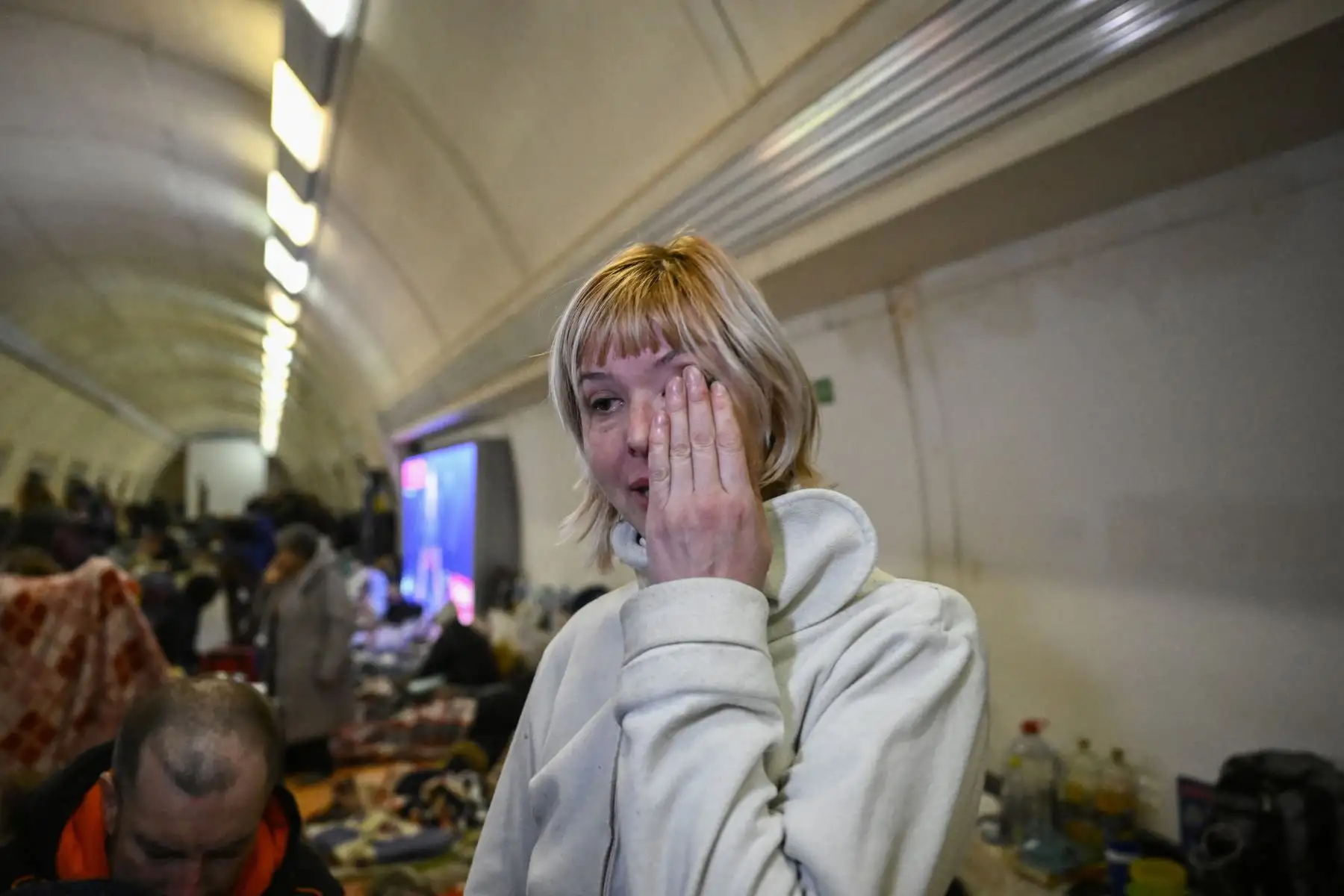 Natalia Badylevych, de 42 años, llora mientras se encuentra en una estación de metro subterránea utilizada como refugio antiaéreo en Kiev.
Foto: AFP