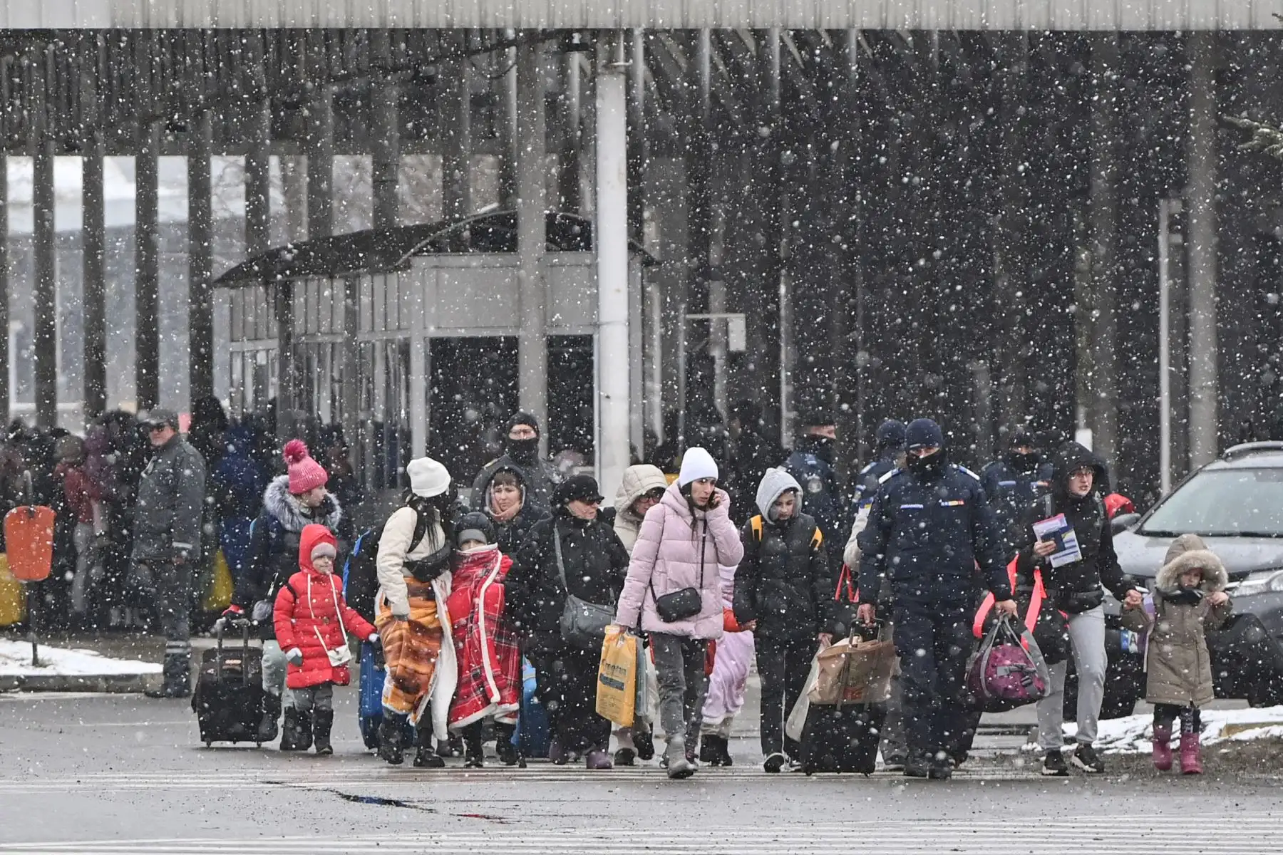 Refugiados provenientes de Ucrania caminan en la frontera ucraniano-rumana en Siret. Refugiados de Ucrania llegan a Rumania para escapar de la invasión de Rusia y evitar atascos masivos en la frontera polaca.
Foto: AFP
