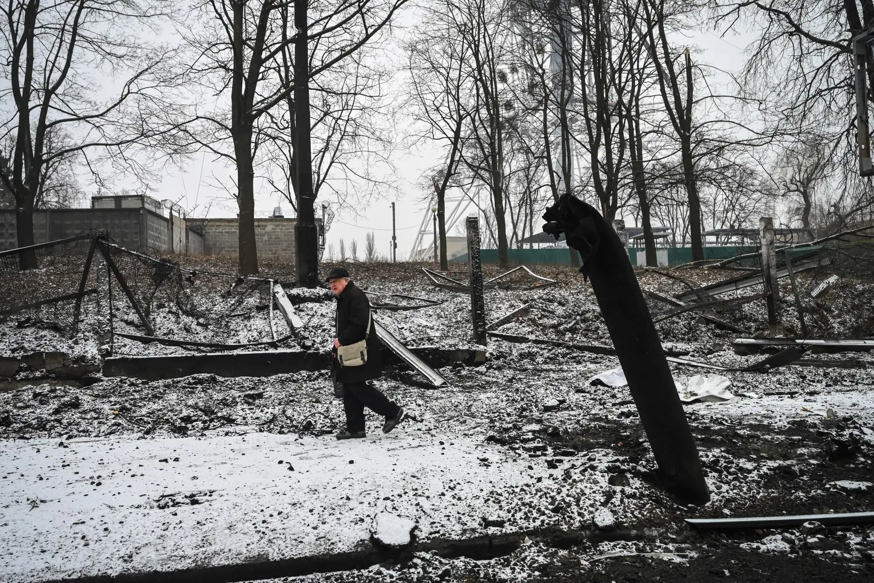 Un anciano pasa junto a los restos de un edificio después de un bombardeo en Kiev. El presidente de Ucrania, Volodymyr Zelensky, acusó a Rusia de tratar de "borrar" a los ucranianos, su país y su historia.
Foto: AFP