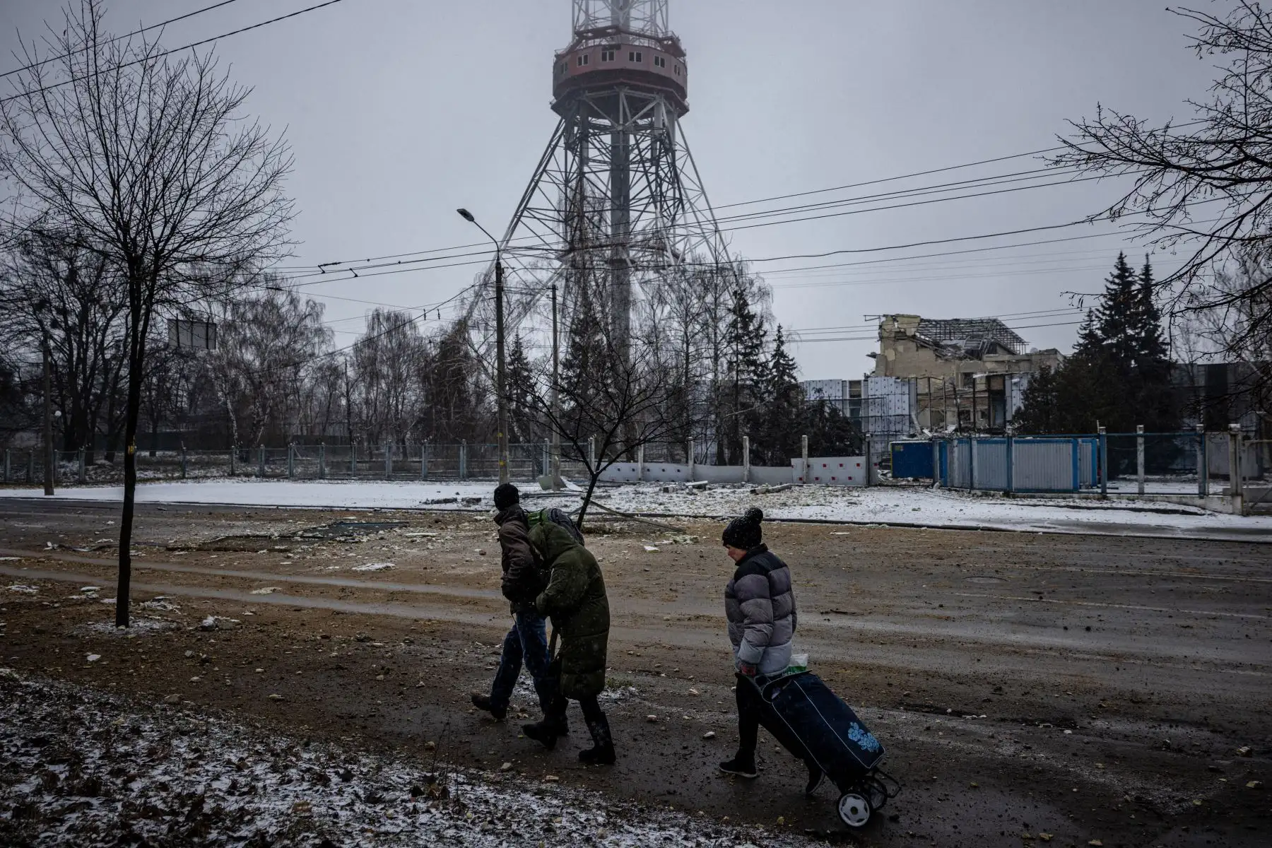 La gente pasa frente al lugar del ataque aéreo de ayer que golpeó la principal torre de televisión de Kiev.
Foto: AFP