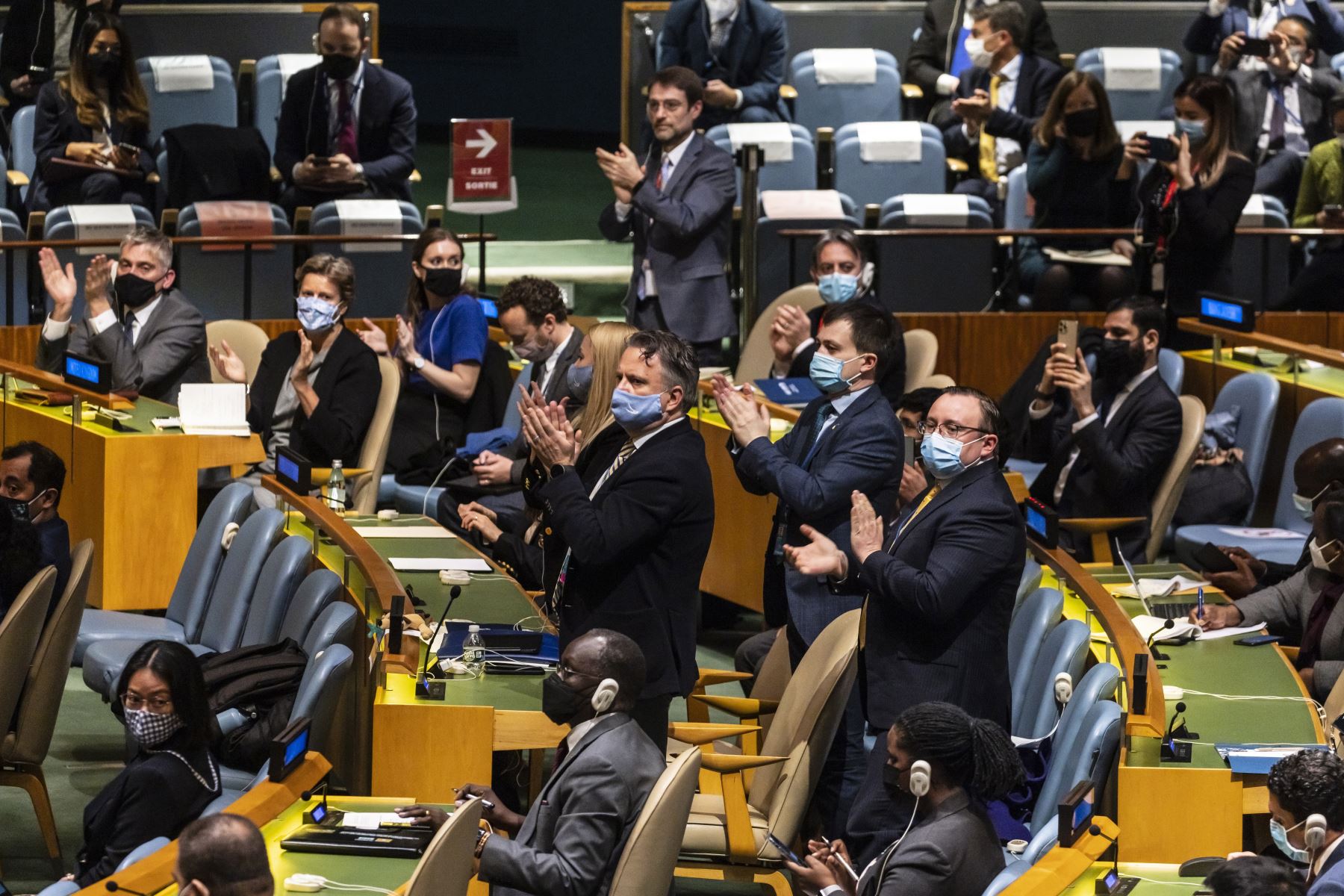 El Embajador de Ucrania ante las Naciones Unidas, Sergiy Kyslytsya , aplaude después de que se aprobara una resolución que condenaba la invasión de Rusia a Ucrania durante el 11º período extraordinario de sesiones de emergencia de la Asamblea General de las Naciones Unidas.
Foto: EFE