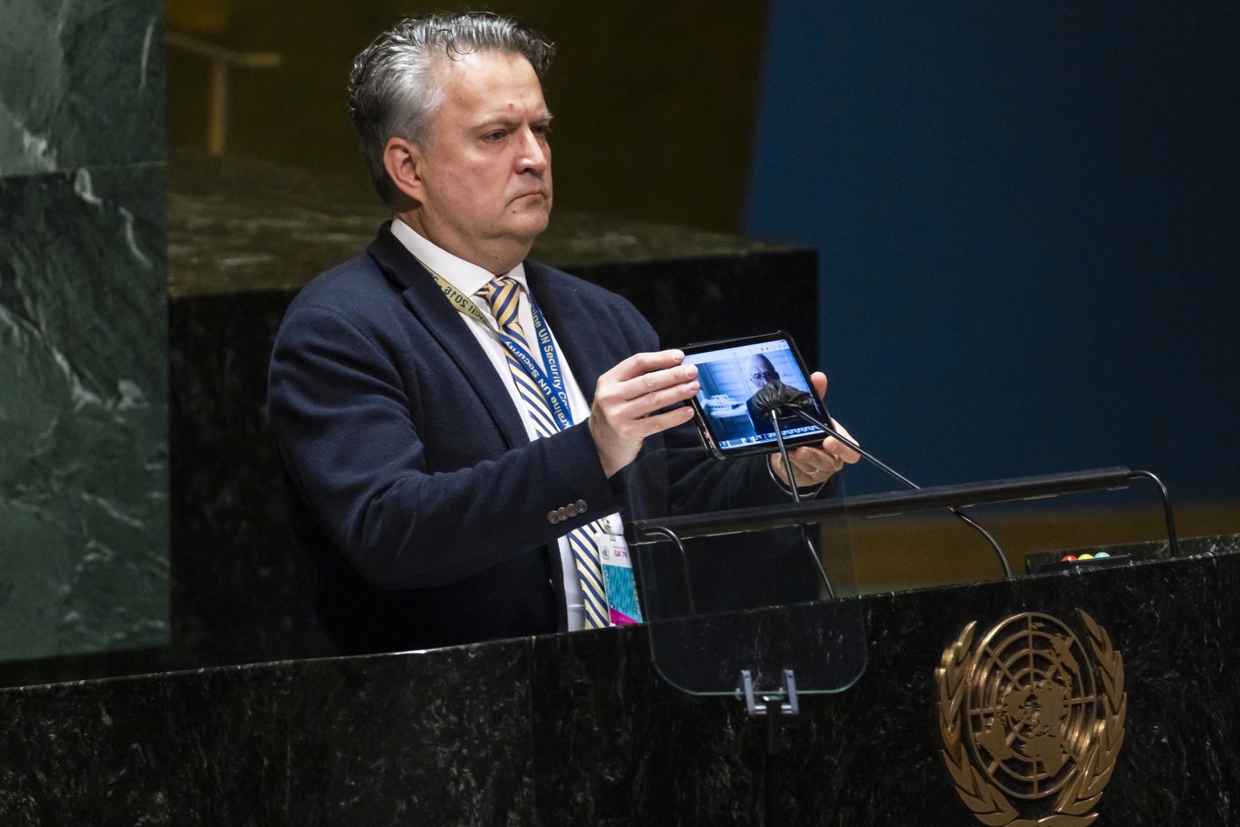El embajador de Ucrania ante las Naciones Unidas, Sergiy Kyslytsya, reproduce un video mientras se dirige a la 11ª sesión especial de emergencia de la Asamblea General de las Naciones Unidas.
Foto: EFE