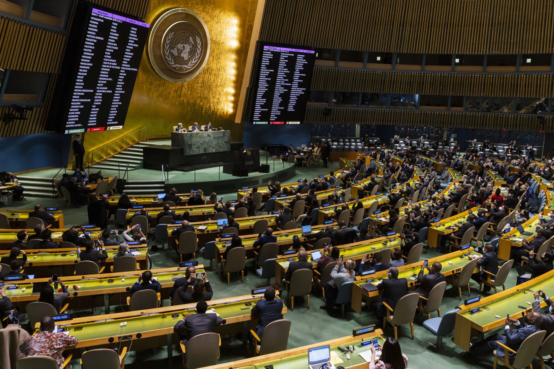 Las pantallas muestran los resultados de la votación sobre una resolución que condena la invasión de Ucrania por Rusia durante el 11º período extraordinario de sesiones de emergencia de la Asamblea General de las Naciones Unidas en Nueva York.
Foto: EFE