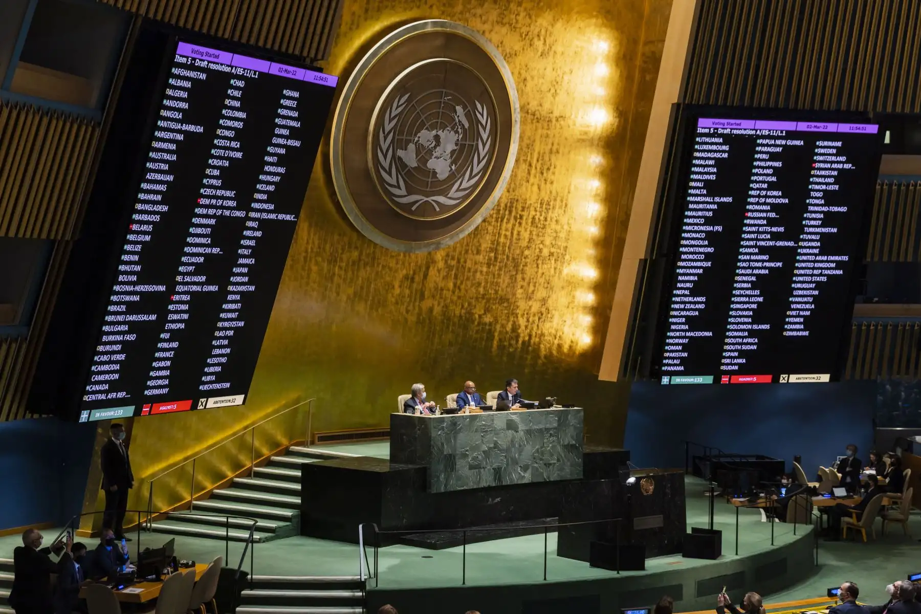 Las pantallas muestran los resultados de la votación sobre una resolución que condena la invasión de Ucrania por Rusia durante el 11º período extraordinario de sesiones de emergencia de la Asamblea General de las Naciones Unidas en Nueva York.
Foto: EFE